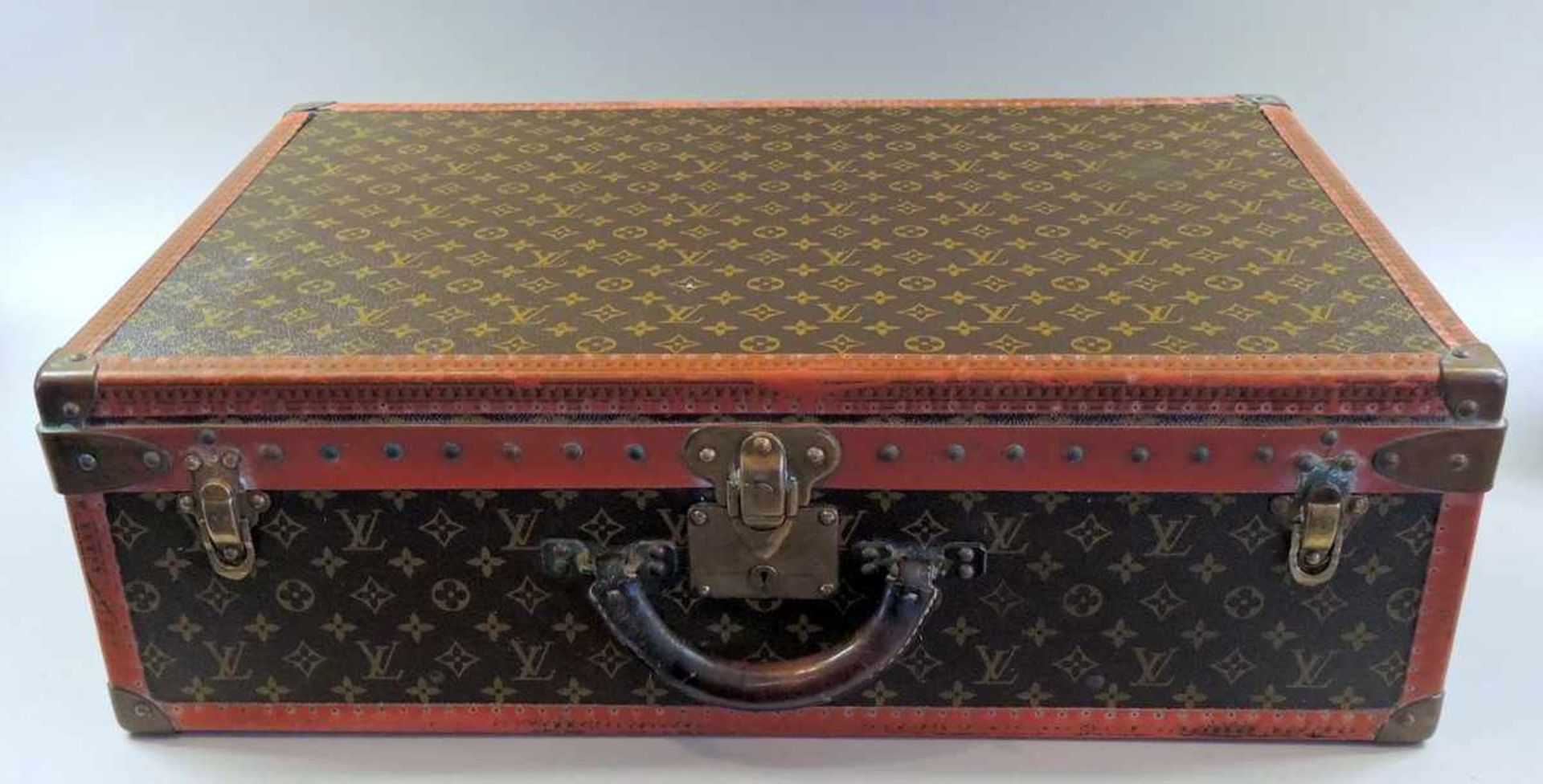 Louis Vuitton Koffer Monogramm-Canvas Muster, Ledergriff mit Messingbeschlägen, Seriennummer 907819,