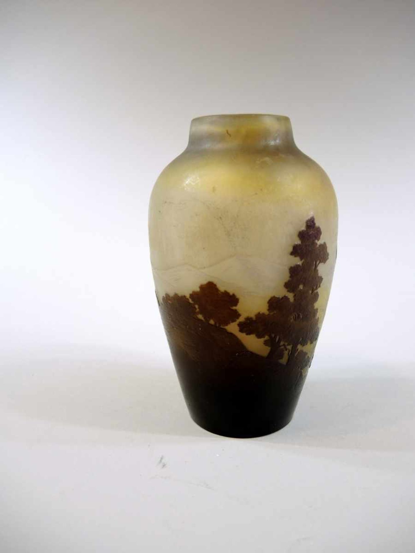 Kleine Gallé-Vase Glas. Waldlandschaft in Reliefätzung. Signiert Gallé. Guter altersbedingter - Bild 2 aus 5