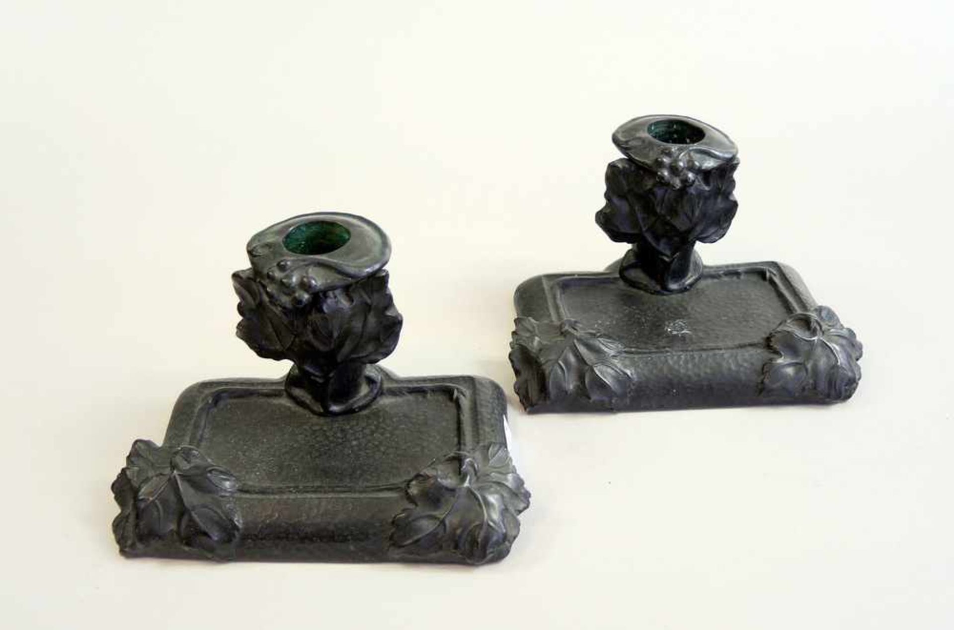 Paar kleine Jugendstilleuchter Eisen. Weinlaub und Traubendekor. Um 1900. H ca. 7,5 cm, B ca. 14 cm