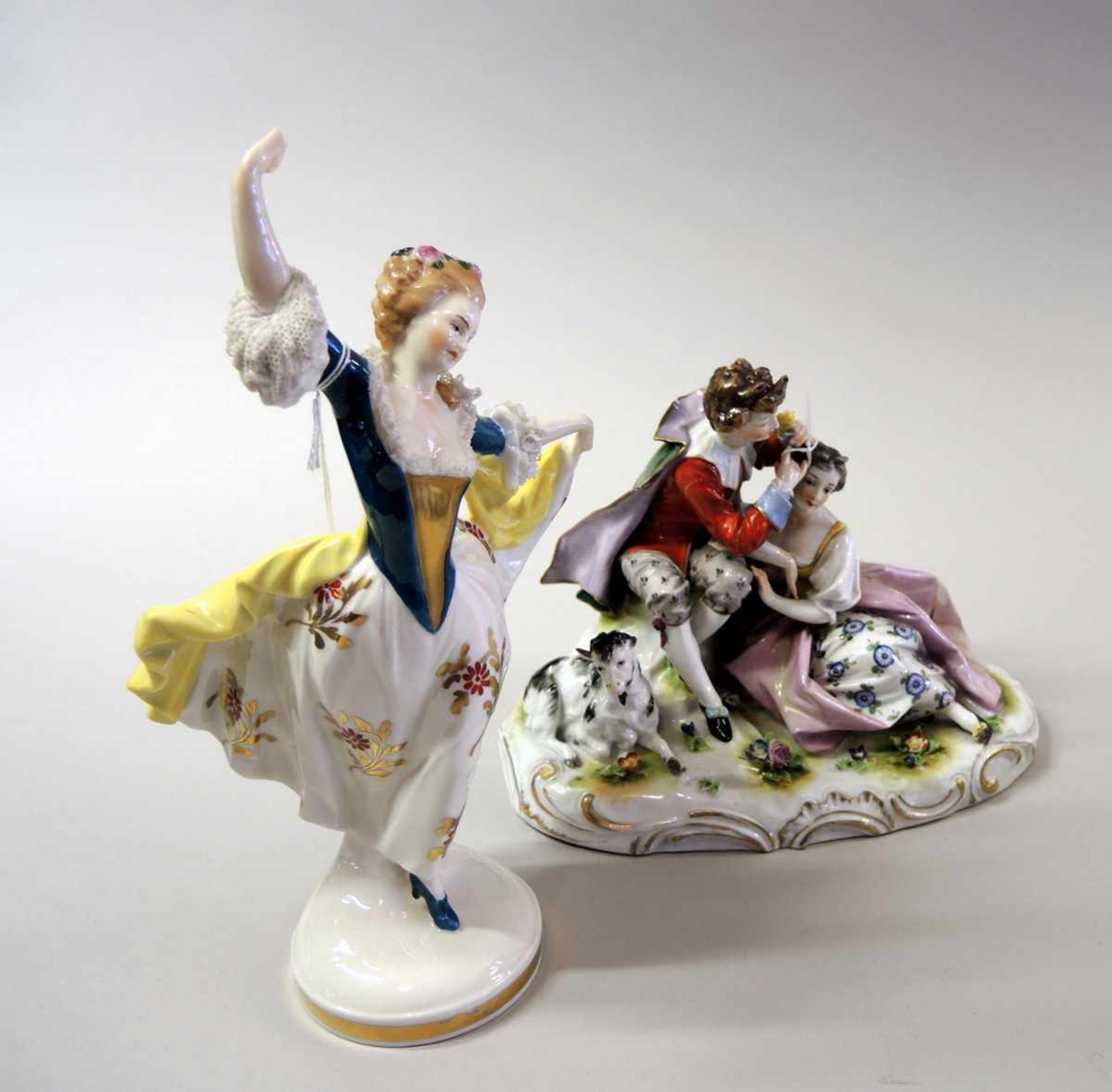 Zwei Porzellanfiguren Galantes Paar mit Ziege und Tänzerin. Altgeklebt, bestoßen. Blaue