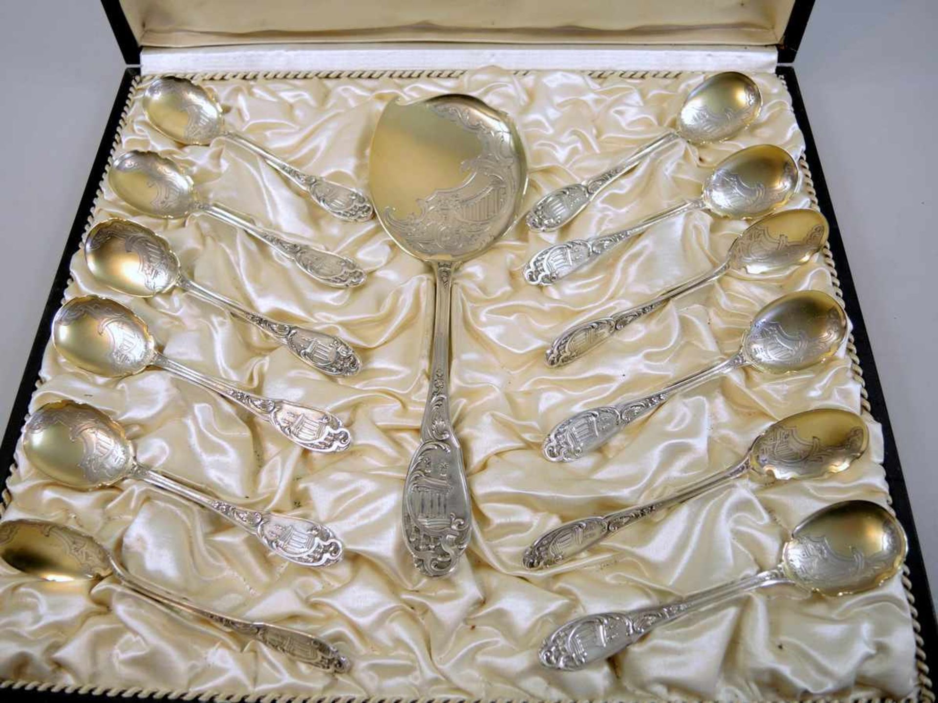 Dessertbesteck für 12 Personen Silber 800, Halbmond- und Kronepunze, im originalen Kasten. Im Kasten - Bild 2 aus 3