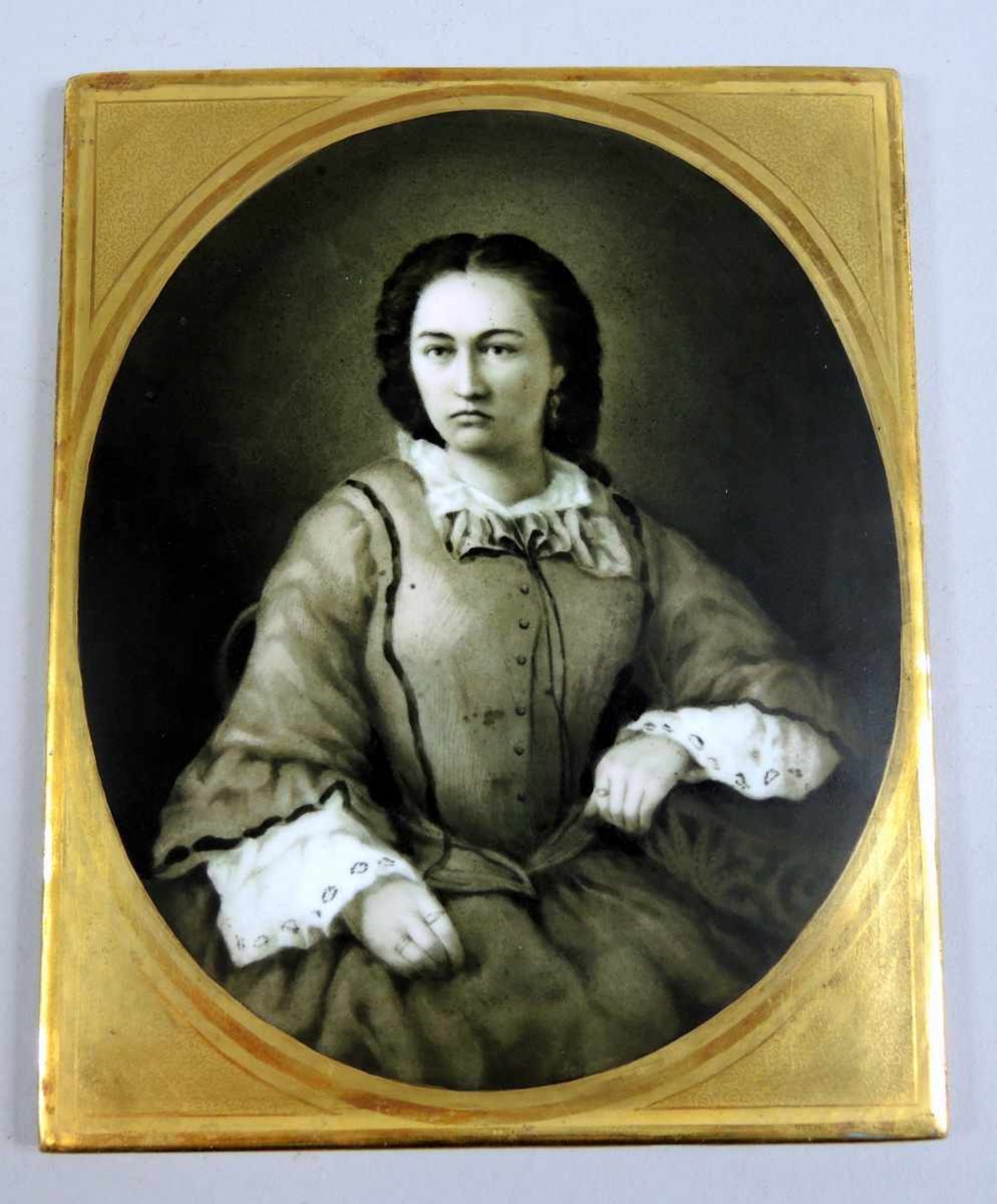 Nymphenburg Damenportrait in Grisaille Malerei Porzellan, gold staffiert. Nymphenburg. Um 1860/70. H
