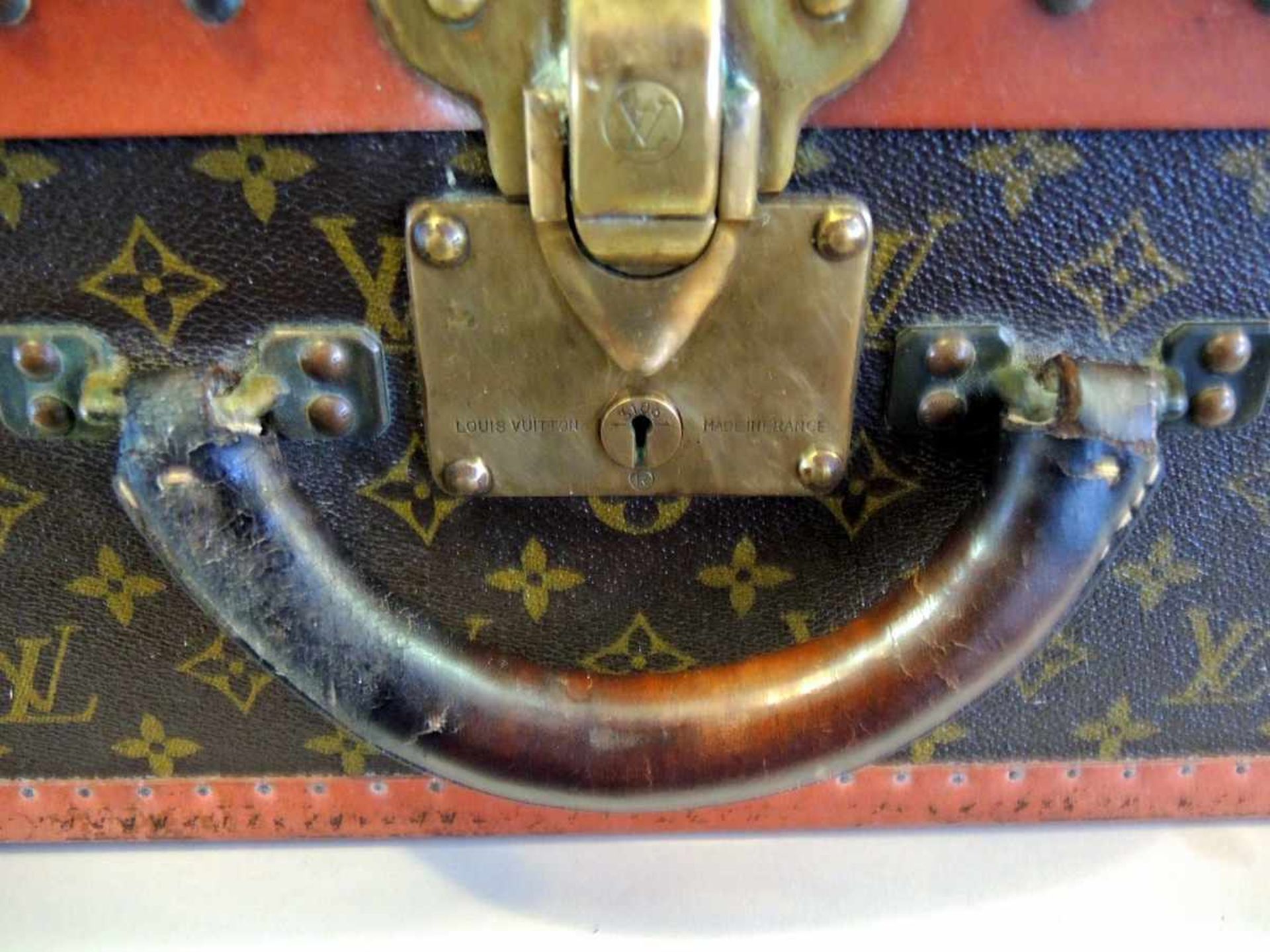 Louis Vuitton Koffer Monogramm-Canvas Muster, Ledergriff mit Messingbeschlägen, Seriennummer 907819, - Bild 3 aus 5