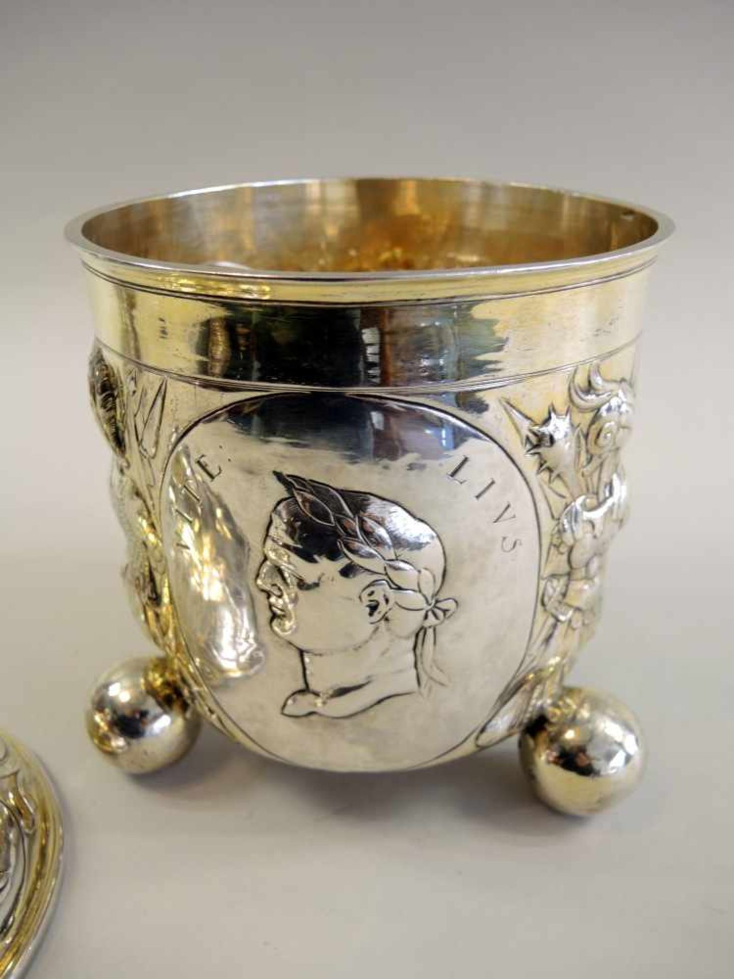 Großer musealer Deckelhumpen Silber teilvergoldet, innen vergoldet. Punzen: Tremolierstich, - Bild 4 aus 6