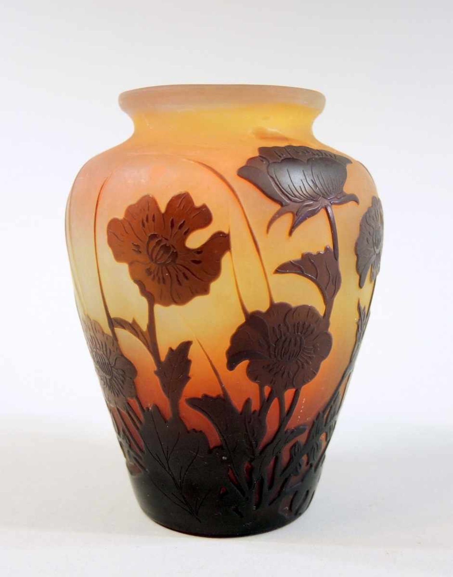 Kleine Gallé-Vase Glas. Blumen-Dekor in Reliefätzung. Signiert Gallé. Guter altersbedingter Zustand.