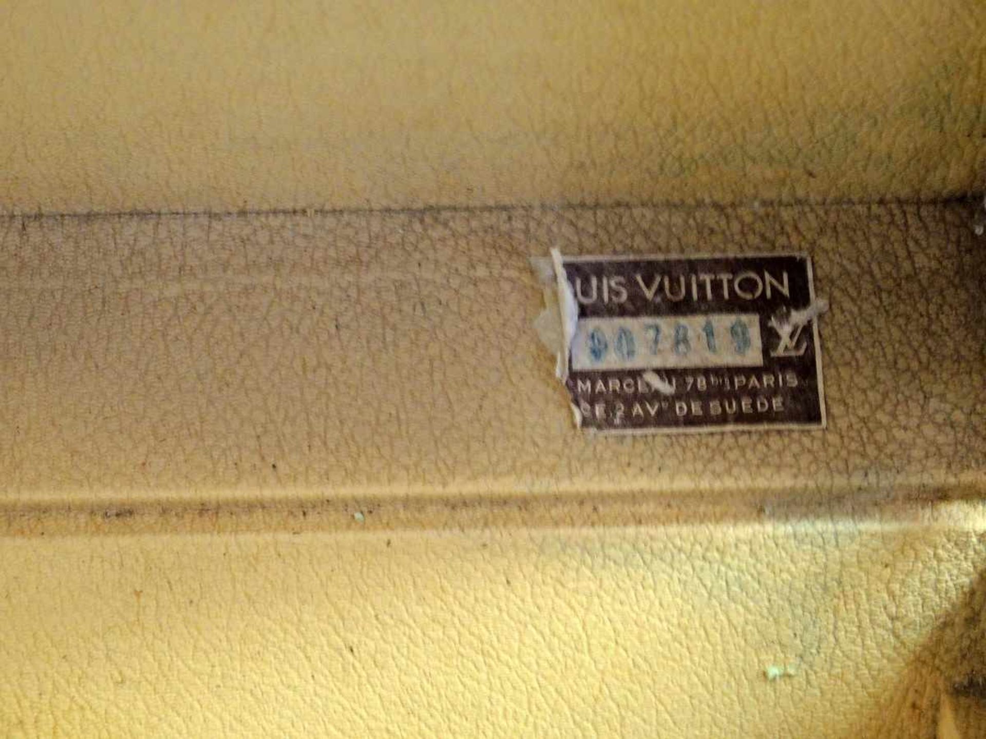 Louis Vuitton Koffer Monogramm-Canvas Muster, Ledergriff mit Messingbeschlägen, Seriennummer 907819, - Bild 2 aus 5