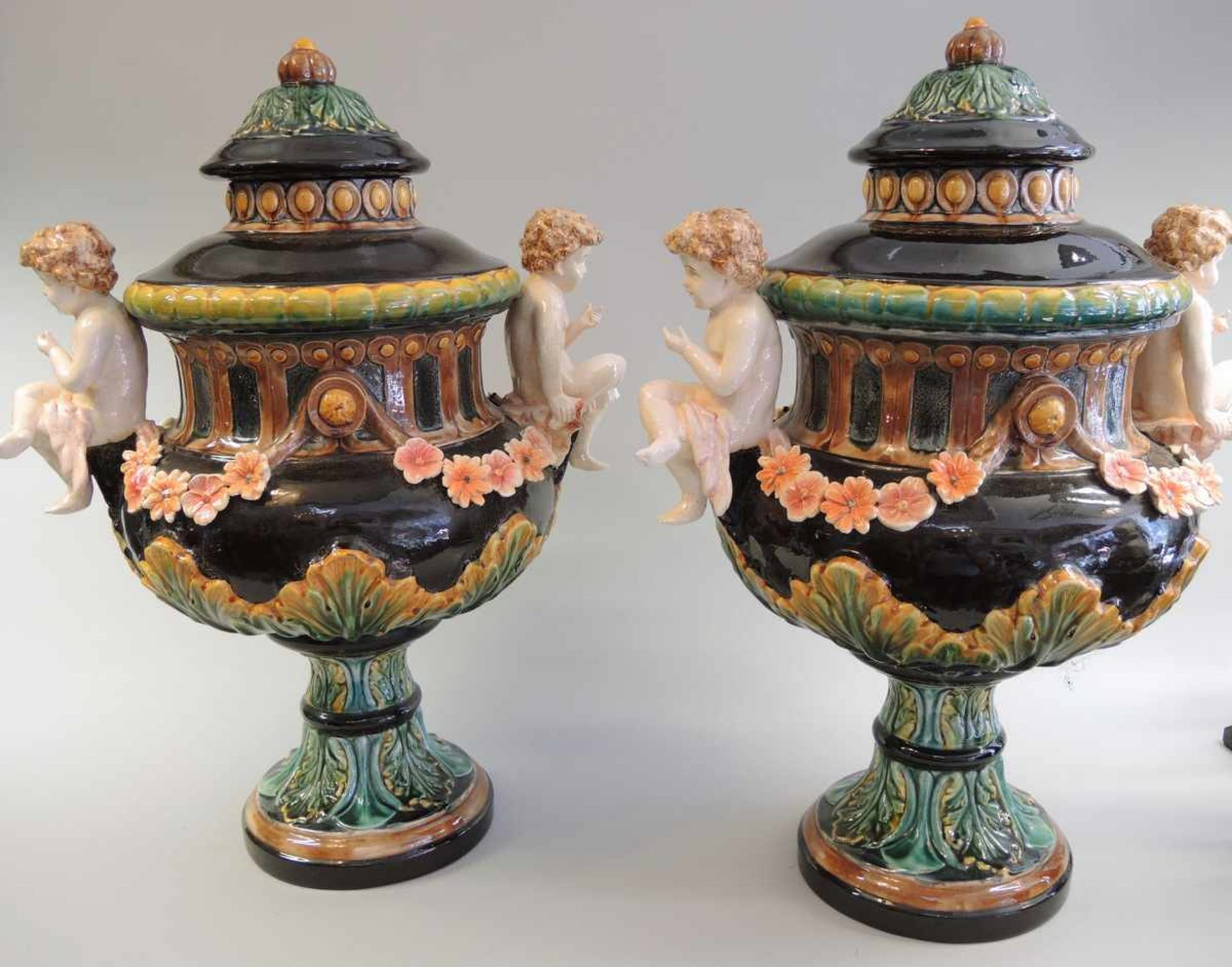 Paar Majolika Deckelvasen Polychrom glasiert. Reicher ornamentaler Reliefdekor sowie aufgesetzte - Bild 2 aus 4