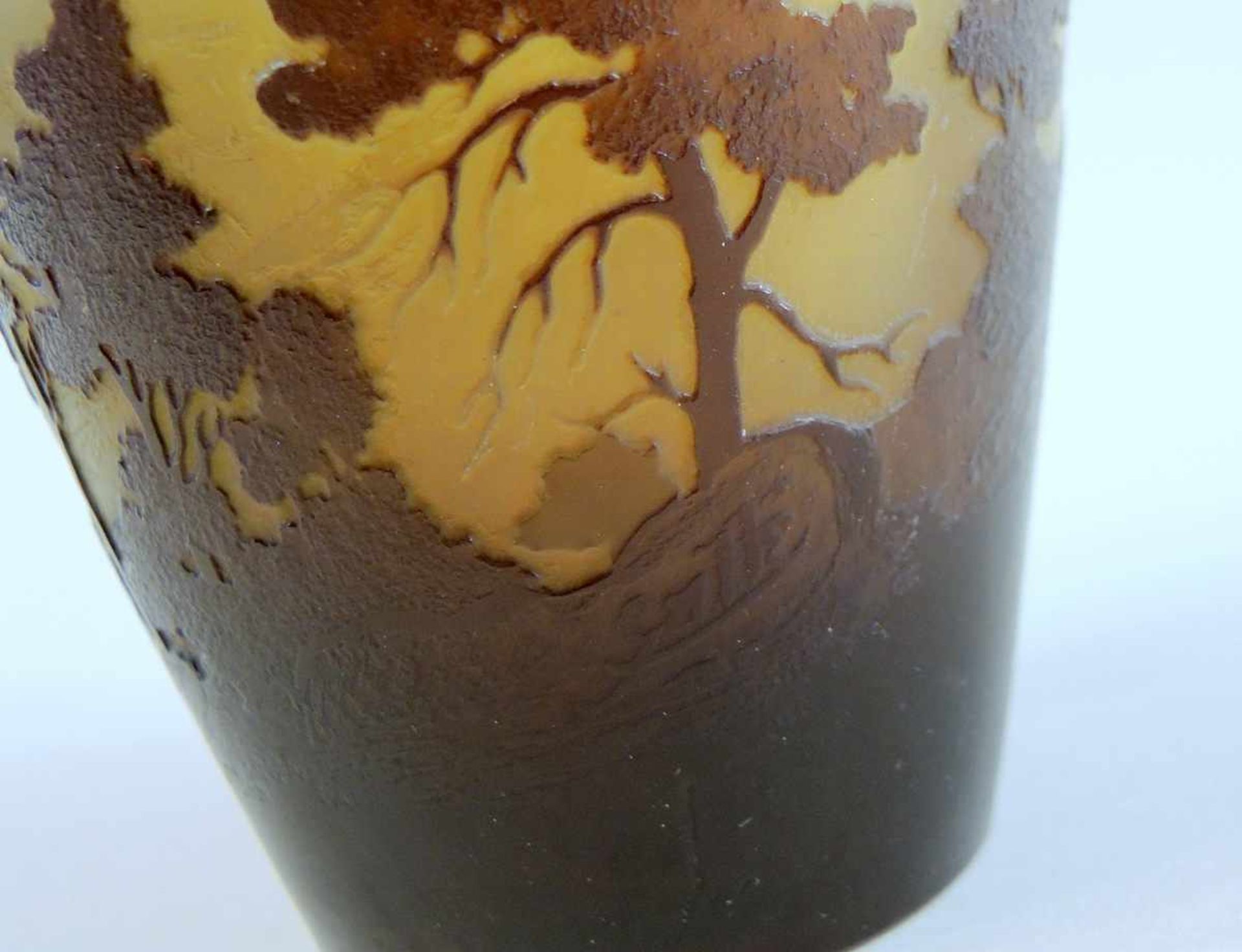 Kleine Gallé-Vase Glas. Waldlandschaft in Reliefätzung. Signiert Gallé. Guter altersbedingter - Bild 4 aus 5