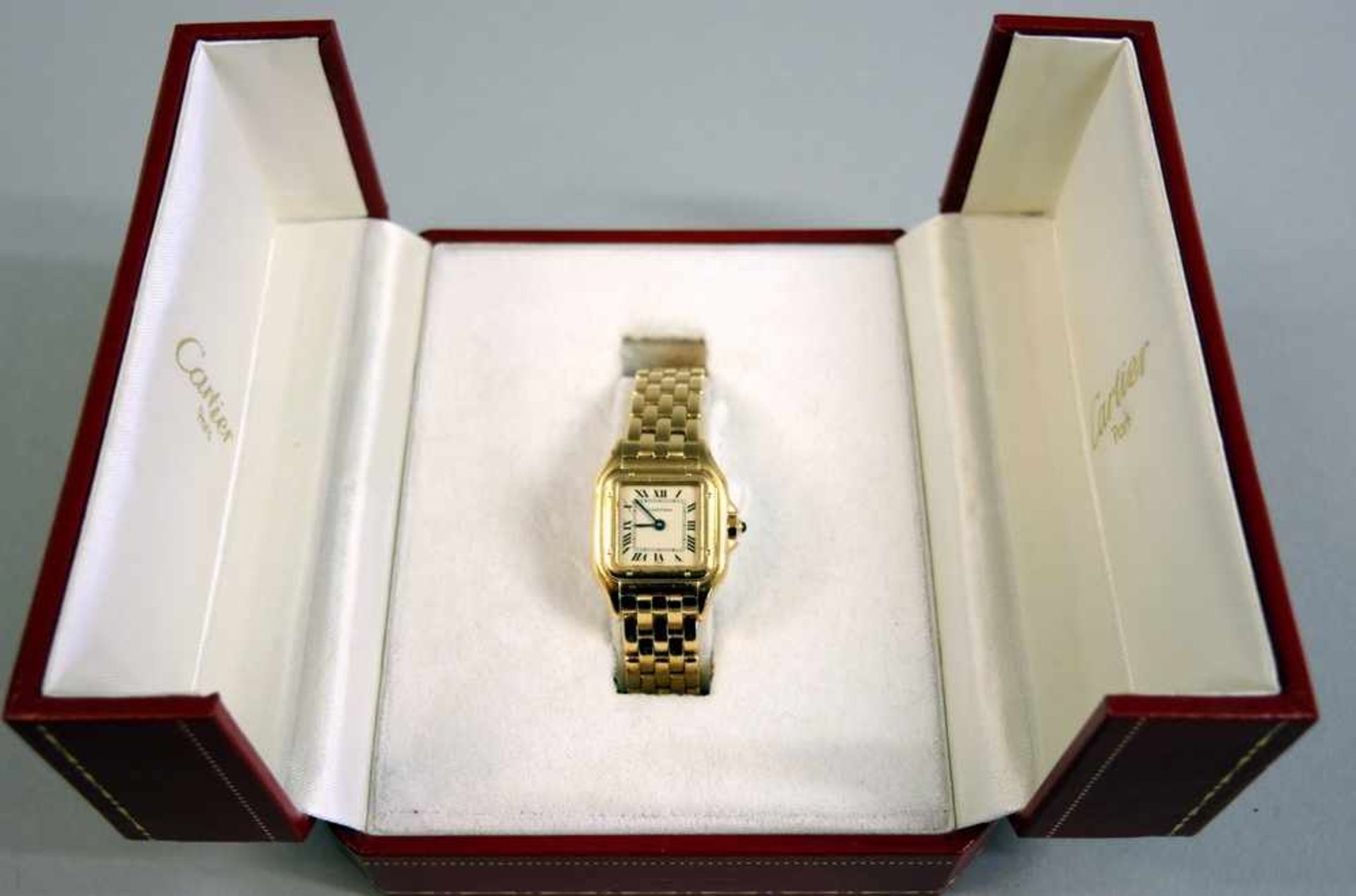 Cartier Armbanduhr Damen, Panthere in 18 K. Gold, Quarz. Mit Box, voll gangbar. 90er Jahre.