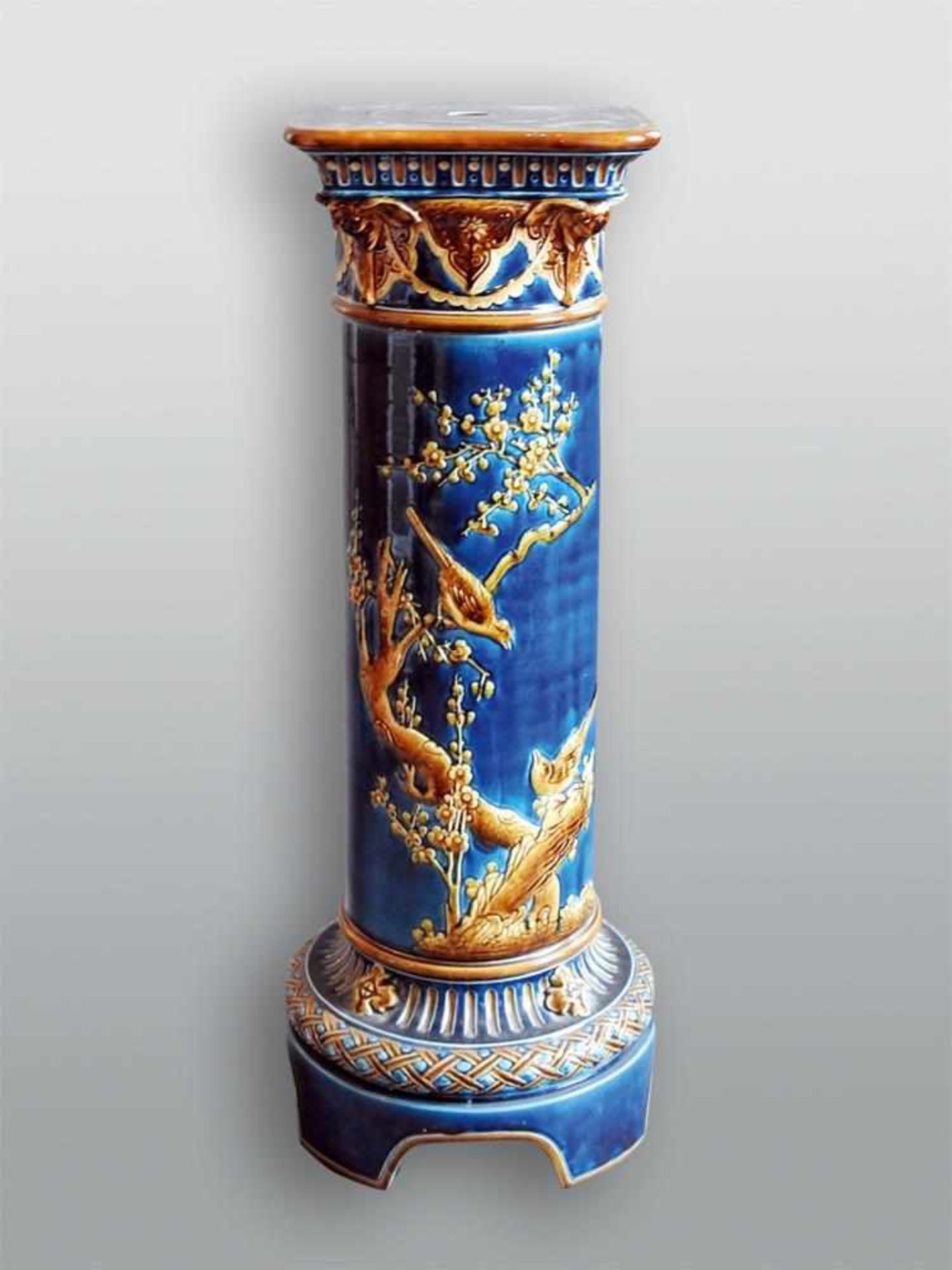 Dreiteilige Majolika Säule Blaugrundig, verziert mit Lebensbaum und Vögel. Sockel an der Seite