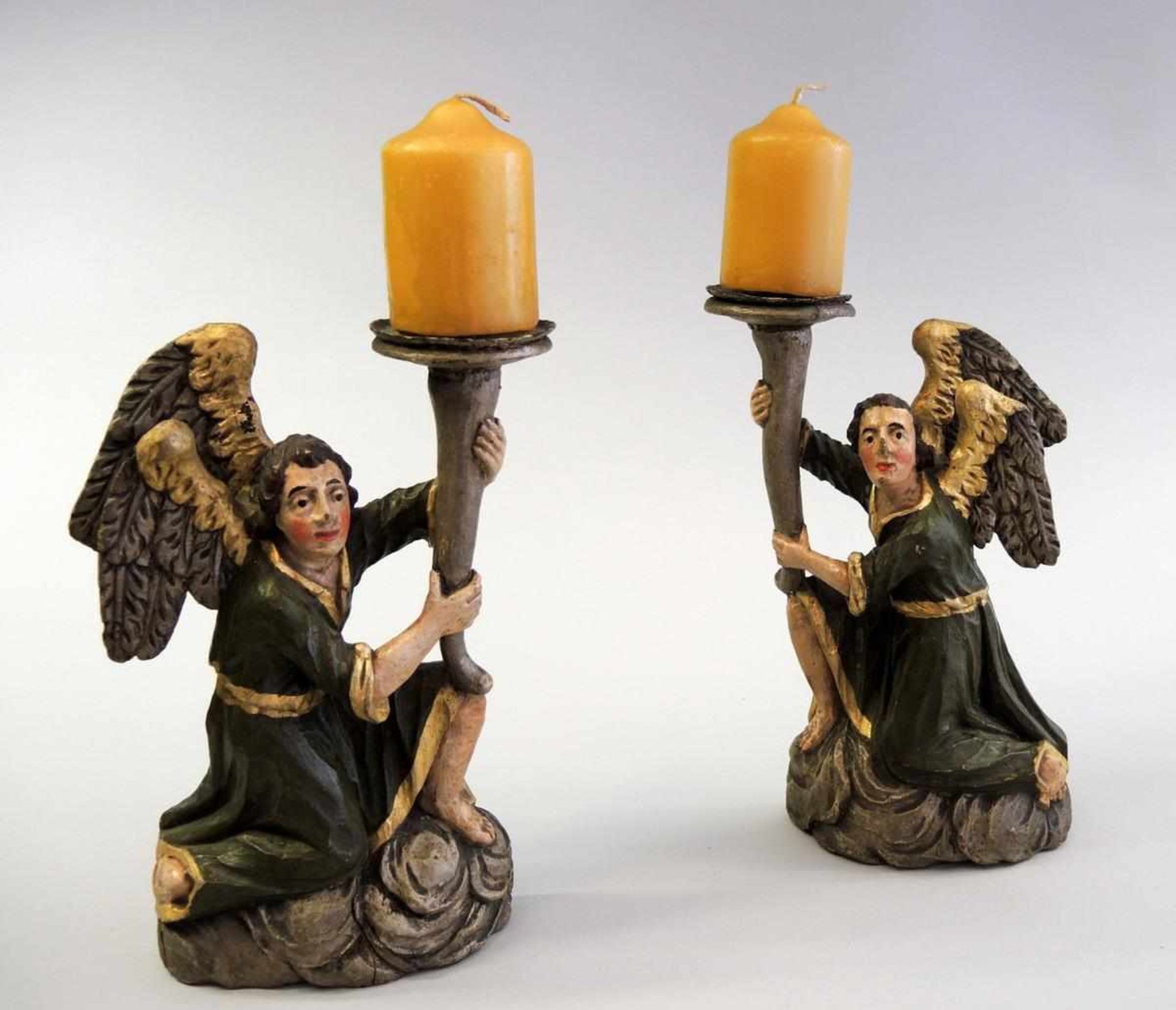 Paar Leuchterengel Holz geschnitzt, polychrom und gold gefasst. Altersbedingter Zustand, Fassung