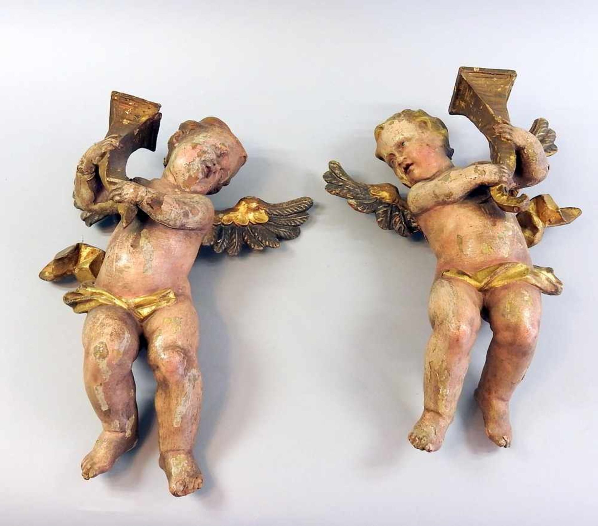 Paar schöne Putto-Leuchter Barock. Polychrom gefasst, Fassung mit leichten Abplatzern, linker