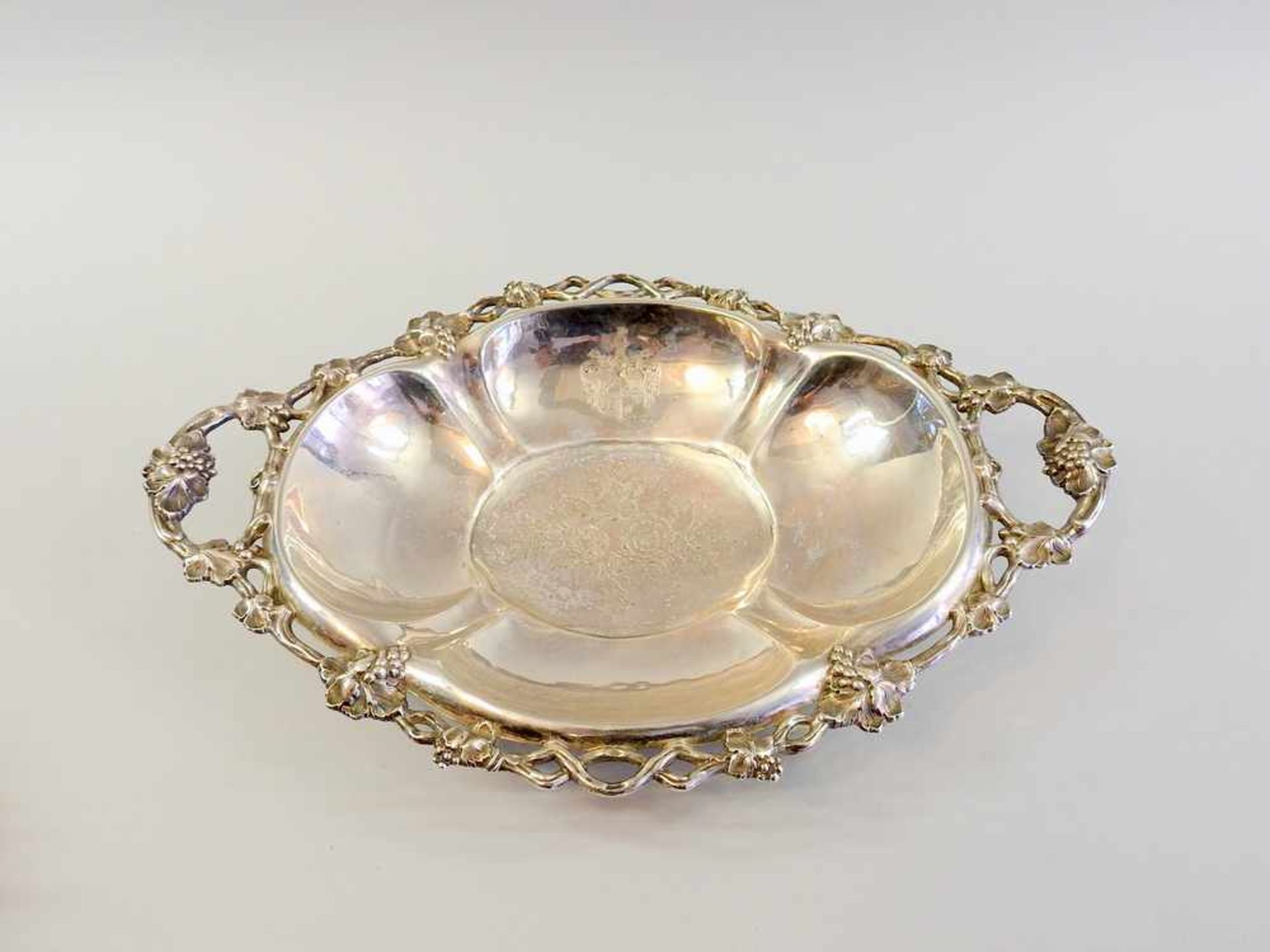 Schöne ovale Schale Silber. Punziert F. 13 Lot 1860. Innen graviert. Verziert mit Blumen, Klappen,