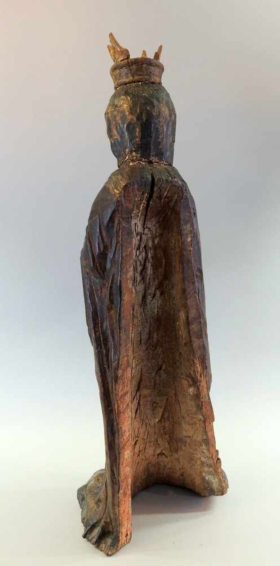 Frühgotische Madonna Holz. Mit originaler Fassung, Krone defekt. Innen leichter Wurmfraß, - Image 2 of 2