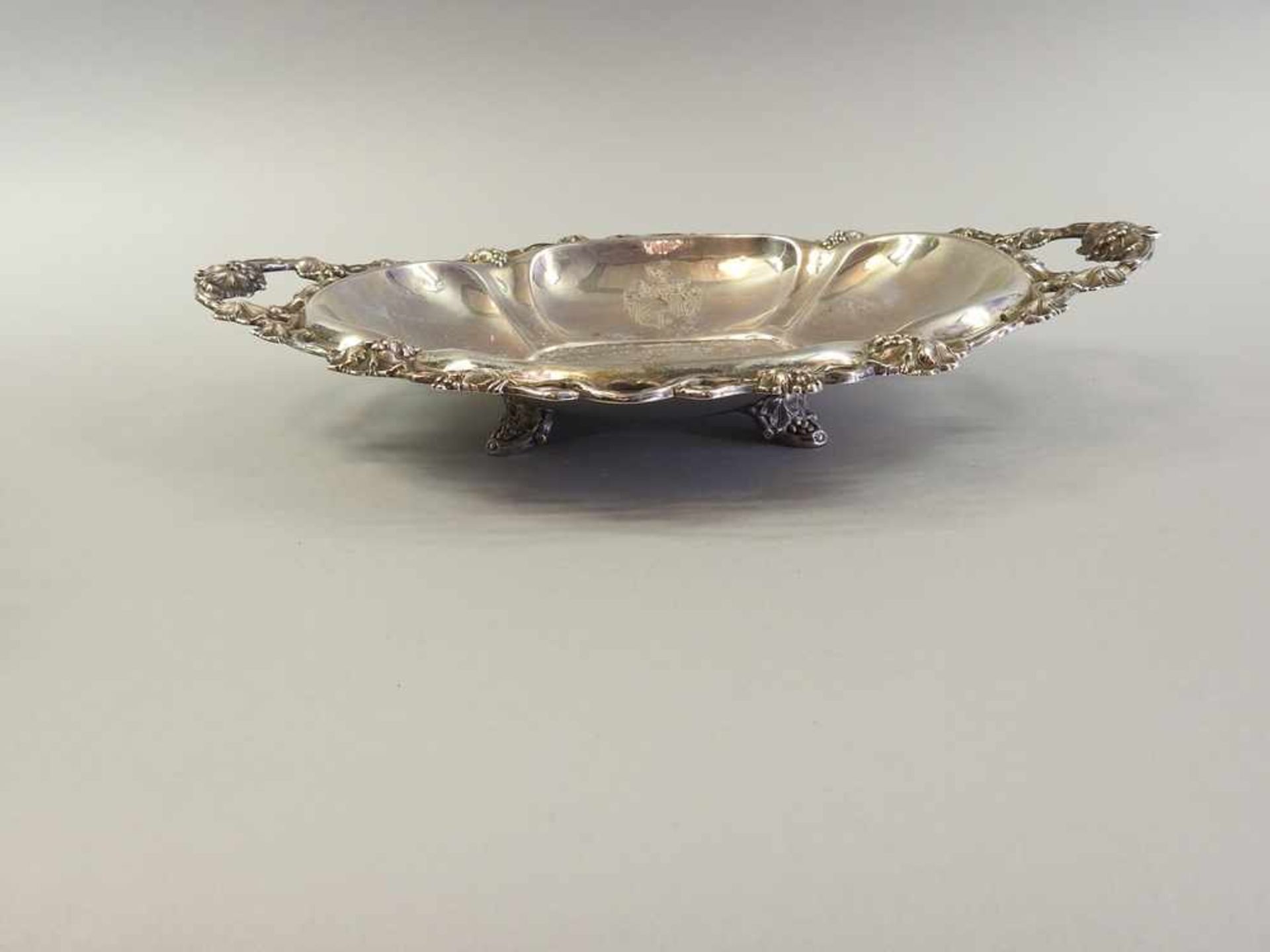 Schöne ovale Schale Silber. Punziert F. 13 Lot 1860. Innen graviert. Verziert mit Blumen, Klappen, - Bild 2 aus 2