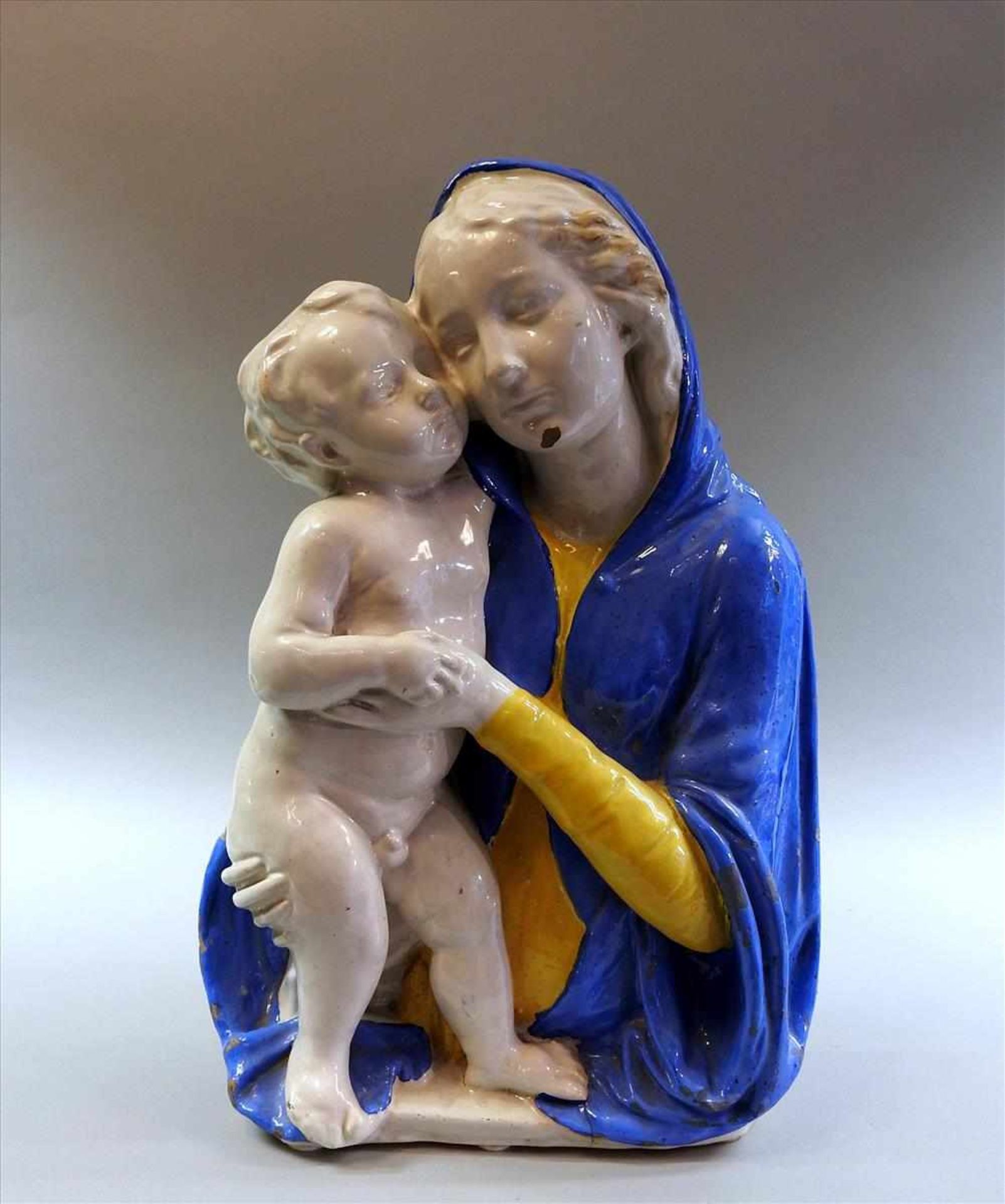 Maria mit Kind Terrakotta, farbig glasiert, mit verso bezeichnet. Am Kinn Farbabplatzer. Italien,