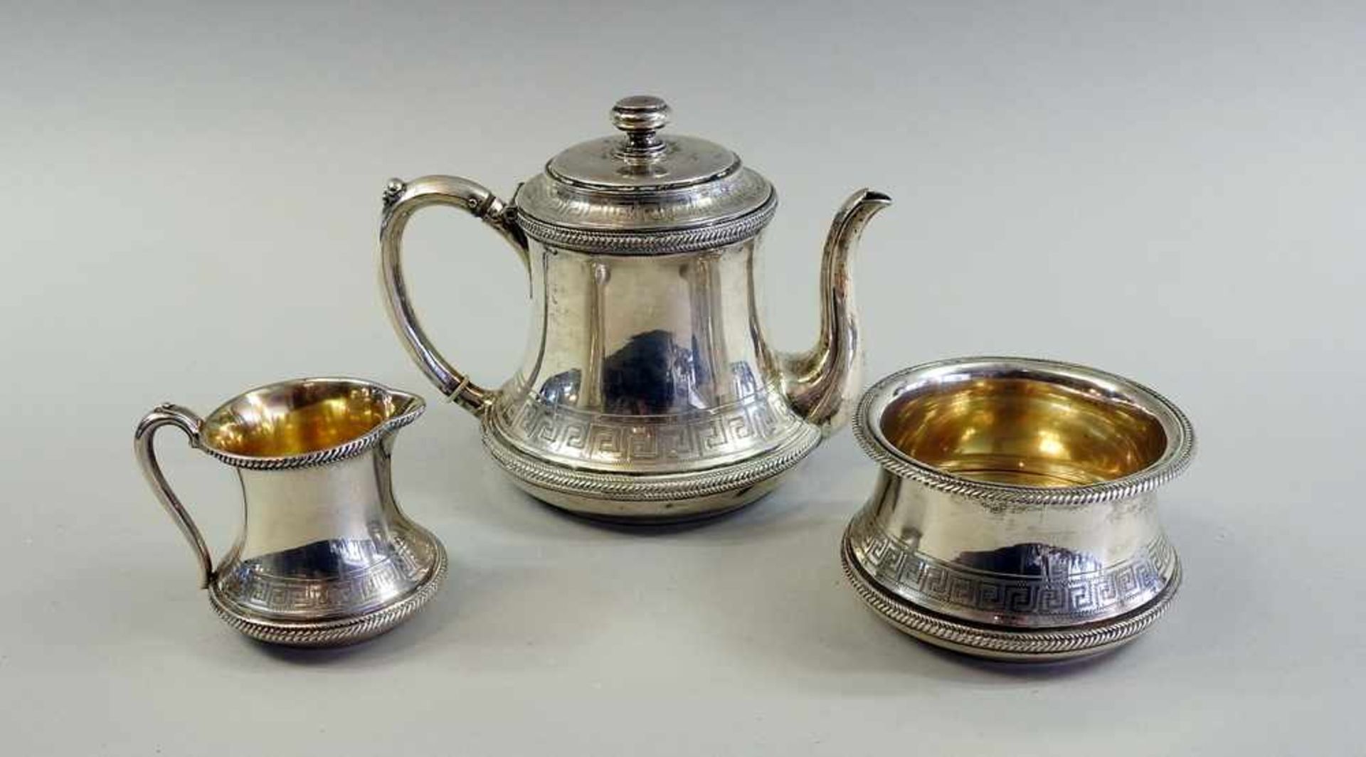 Teeservice Silber 13 Lot, punziert mit "C. Becker". Teekanne mit Zuckerschale und Milchkännchen. - Bild 2 aus 3