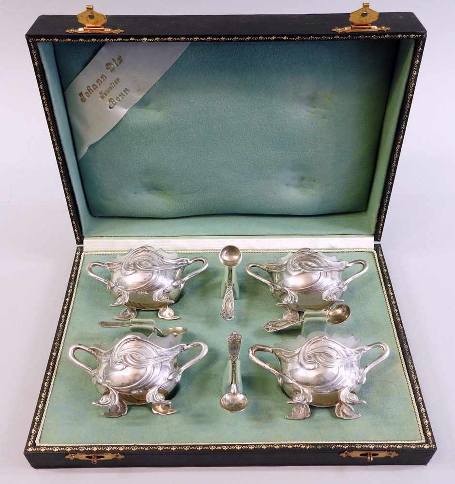 4 Jugenstil Salièren Silber 800, punziert mit Halbmond und Krone. Vier kleine Glasschalen in