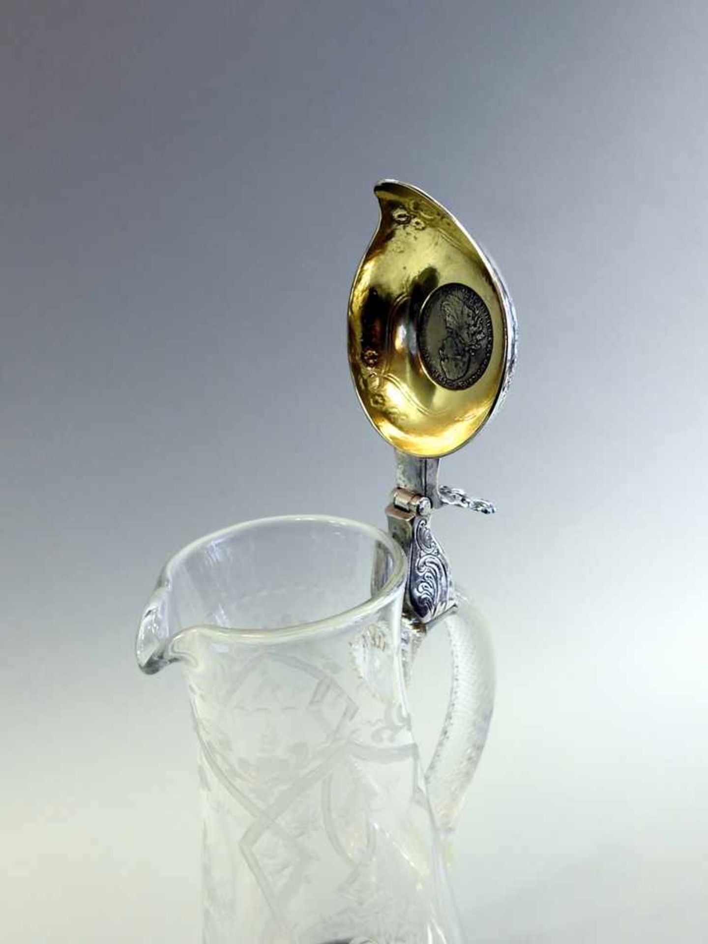 Glaskrug In Konusform mit Blumen staffiert und Deckel aus Silber 835. Inwendig vergoldet, mit - Bild 3 aus 4