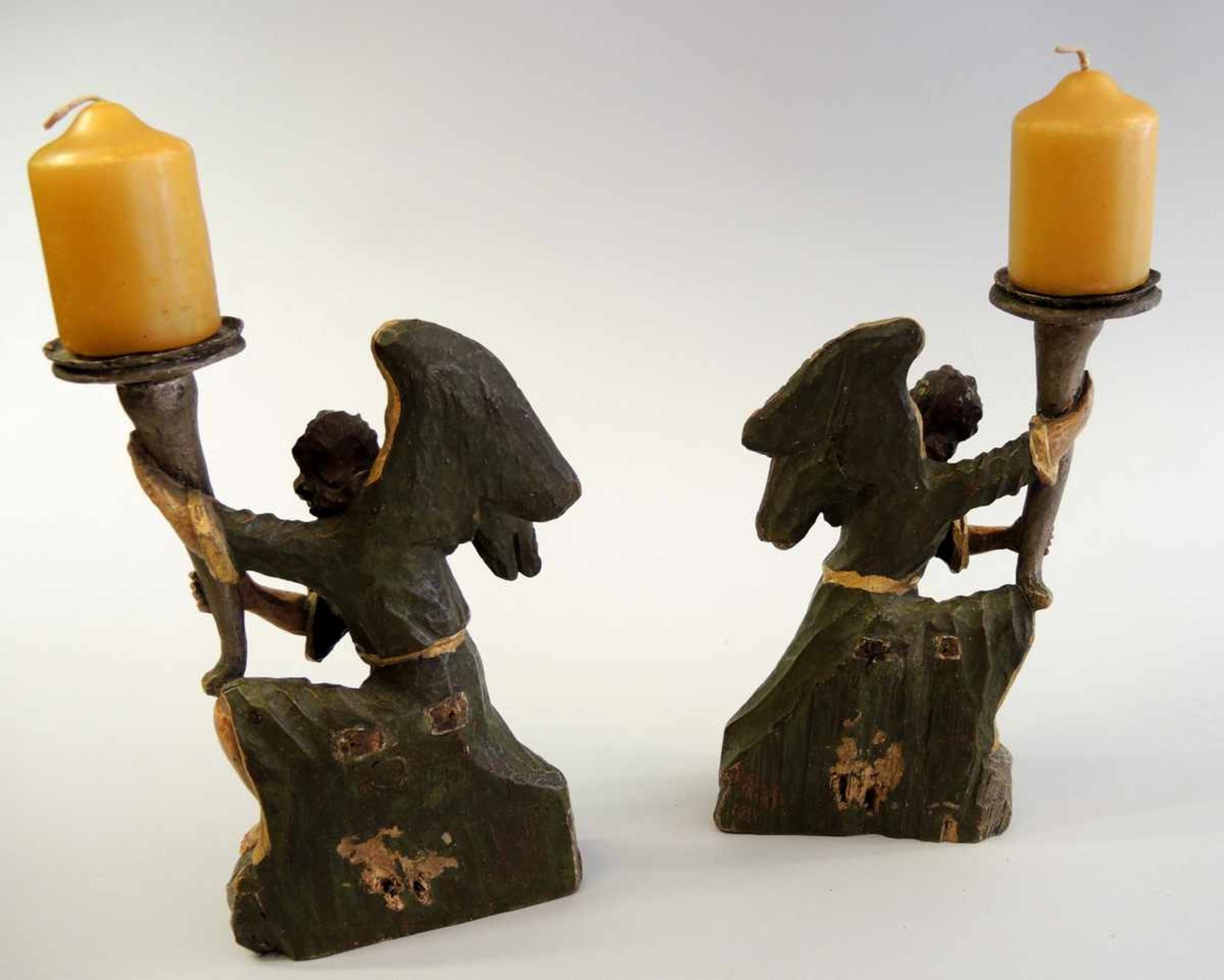 Paar Leuchterengel Holz geschnitzt, polychrom und gold gefasst. Altersbedingter Zustand, Fassung - Image 3 of 3