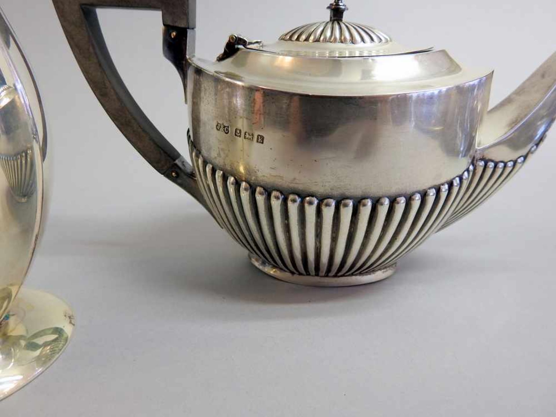 Konvolut aus Teekanne und Vase Teekanne Silber 800, gepunzt mit einem schreitenden Löwen und - Bild 2 aus 2
