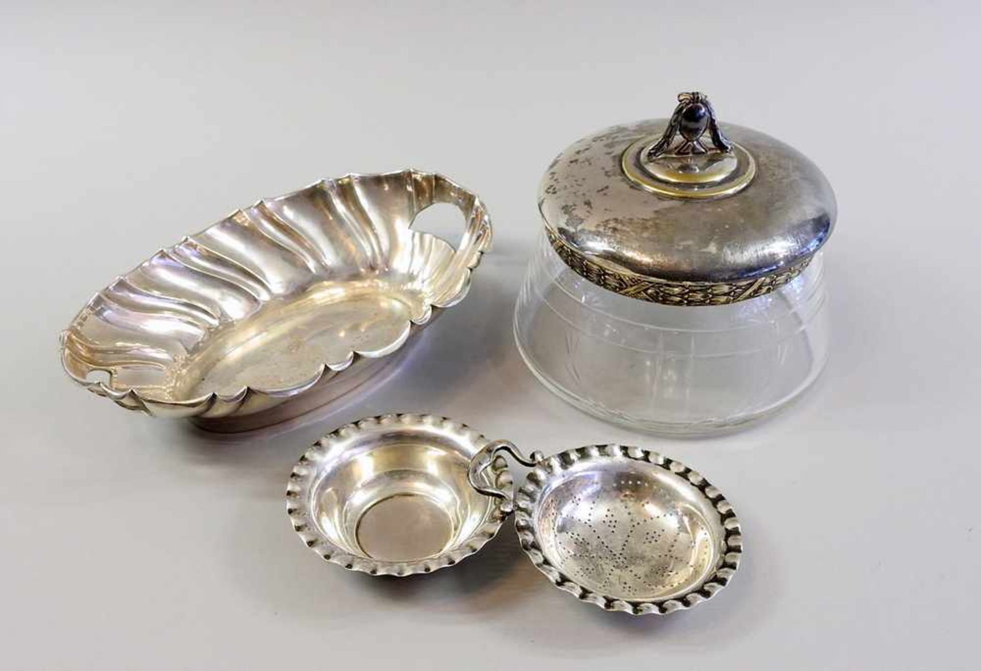 Sammlung Kleinsilber Bestehend aus einer Glas-Silberdose, einer kleinen Schale und einer Deckeldose.