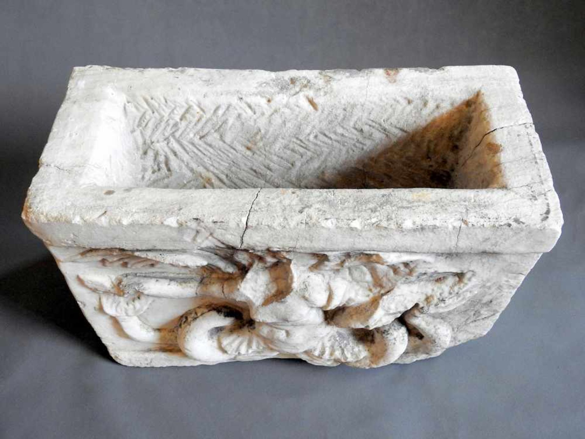 Außergewöhnliche Urne Marmor. Mit Relief eines geflügelten Seeungeheuers an der Front. Leichte Risse - Image 2 of 2