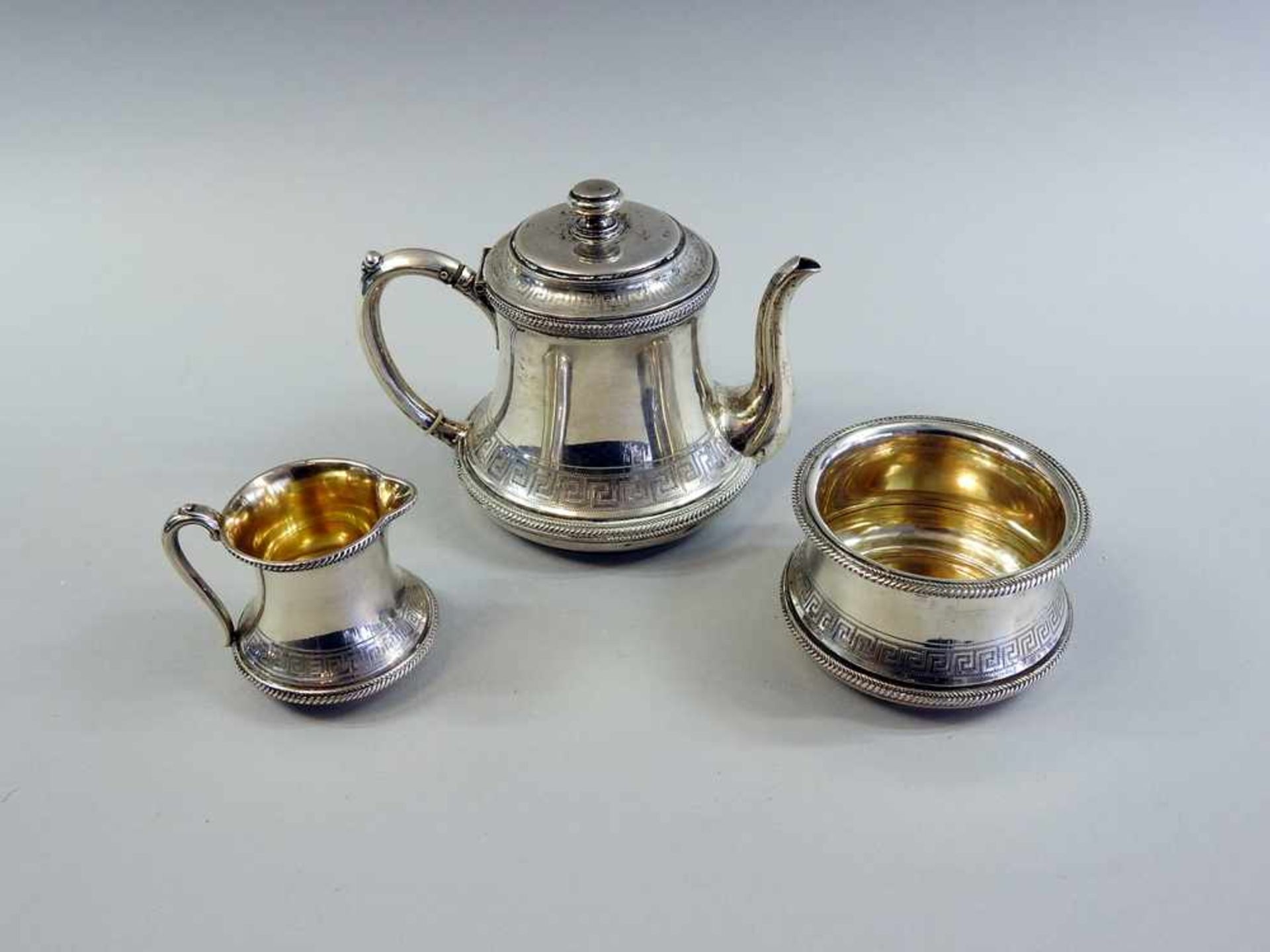 Teeservice Silber 13 Lot, punziert mit "C. Becker". Teekanne mit Zuckerschale und Milchkännchen.