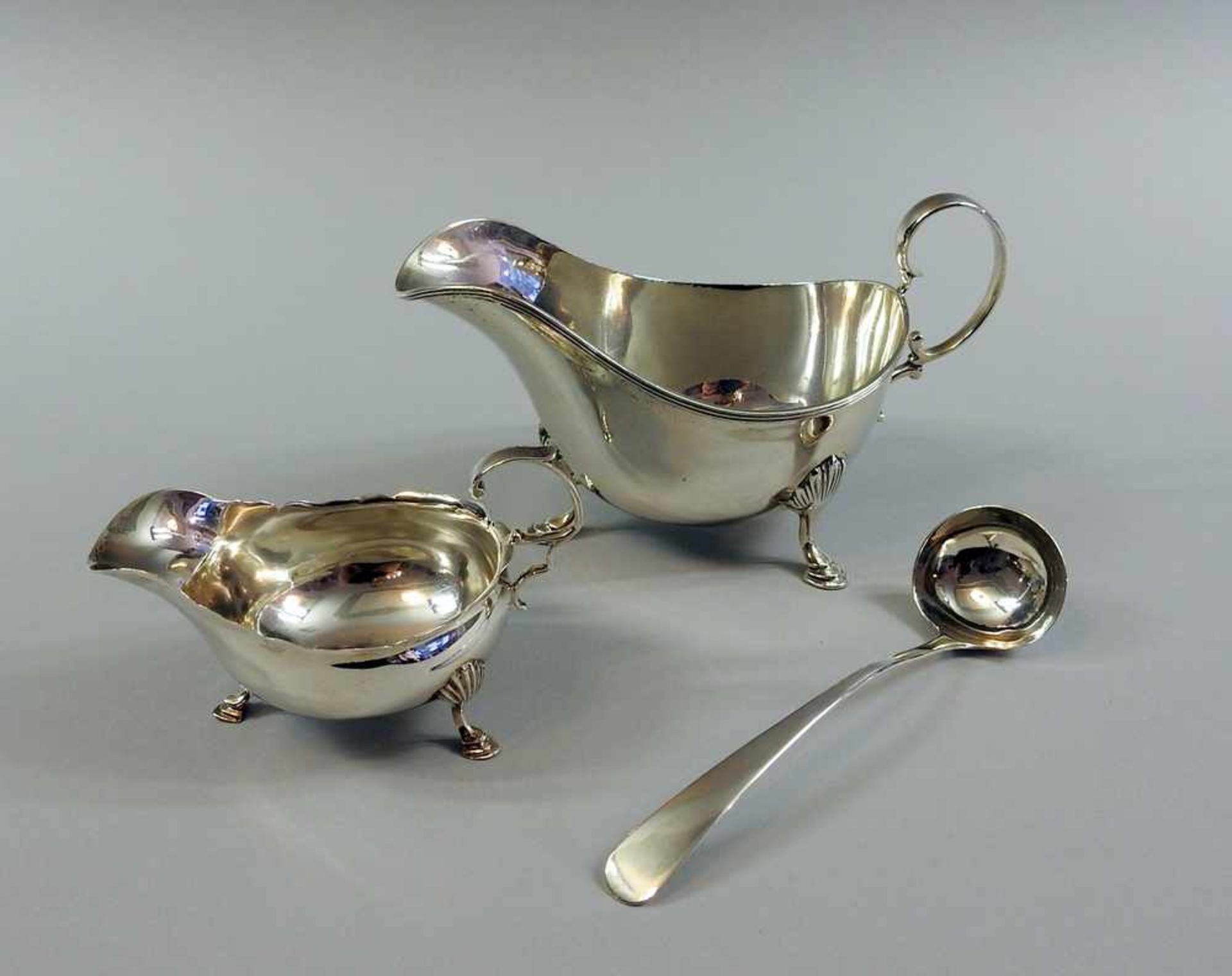 Paar Saucièren mit Soßenlöffel Kleine Saucière, Sterling 925, punziert mit einem Löwenkopf und