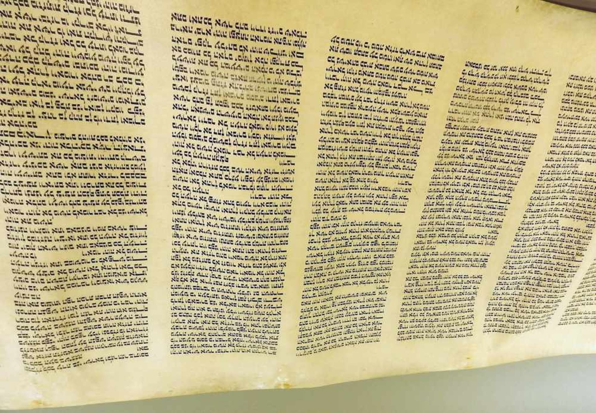 Hebräische Schriftrolle Schwarze Tinte/Pergament, grundiert, in 13 Blättern hintereinander