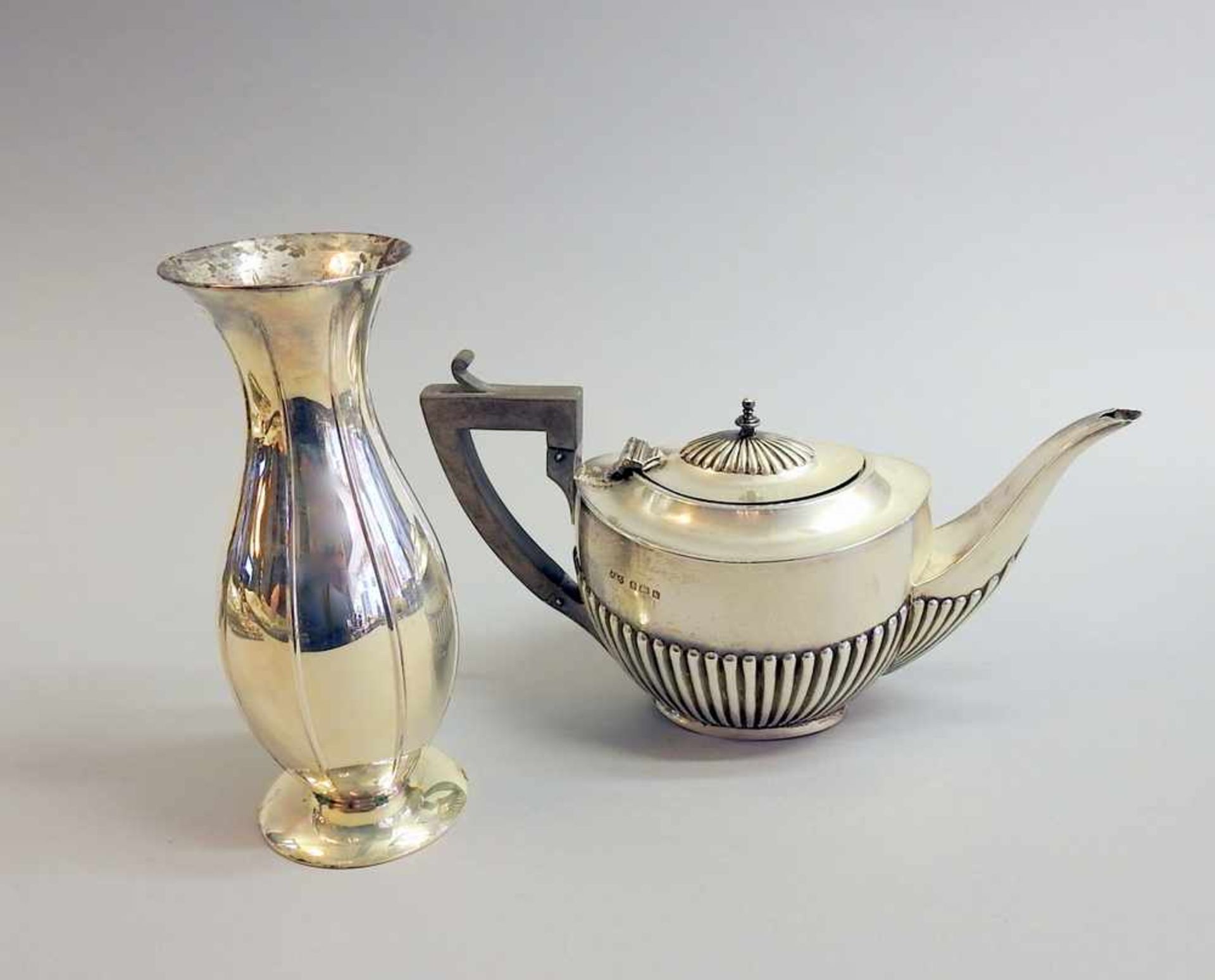 Konvolut aus Teekanne und Vase Teekanne Silber 800, gepunzt mit einem schreitenden Löwen und