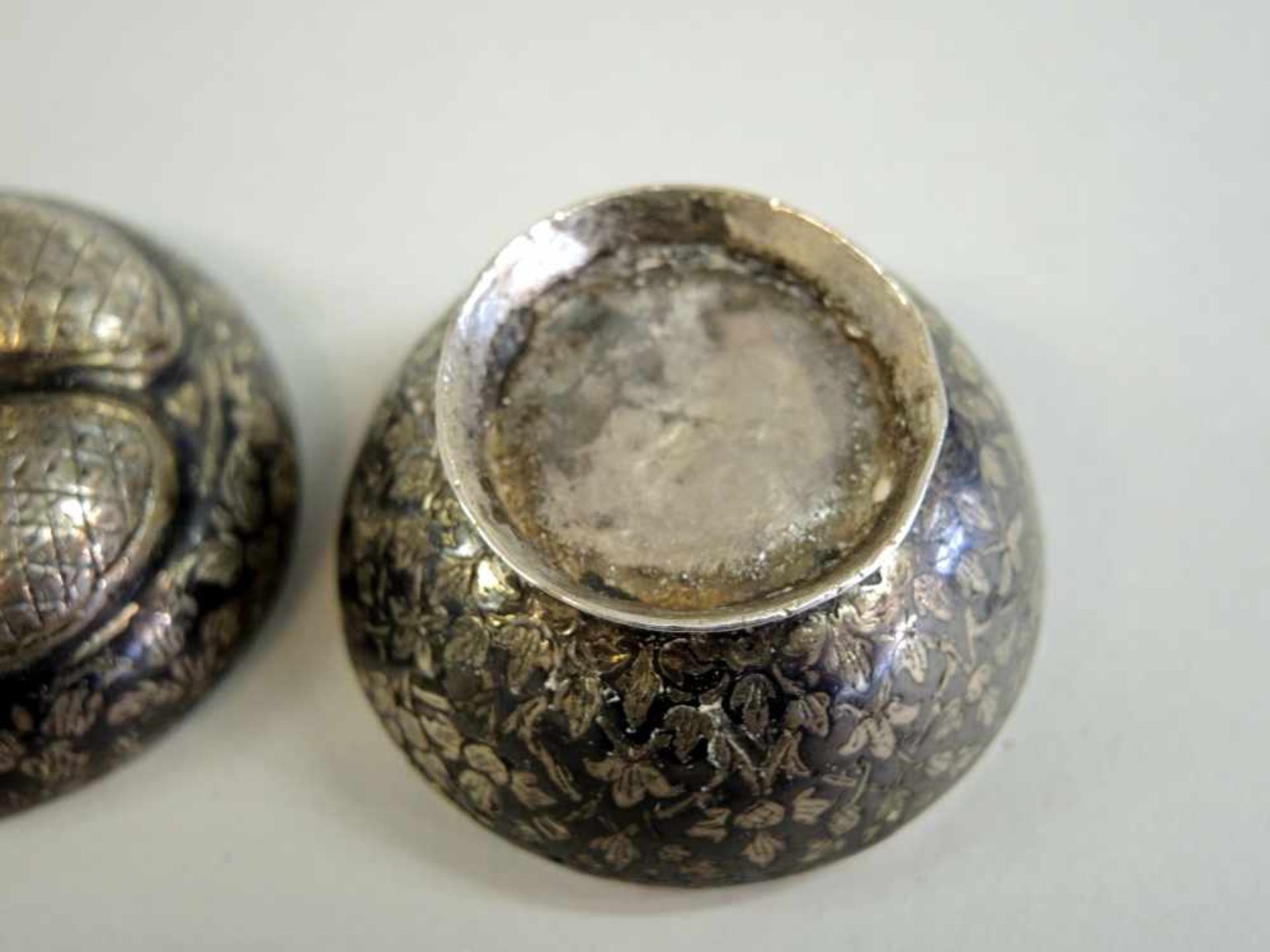 Kleine Silberdose In Tala Silber gearbeitet und getrieben. Wohl Russland, um 1980. L x B ca. 4,5 x 5 - Bild 3 aus 3