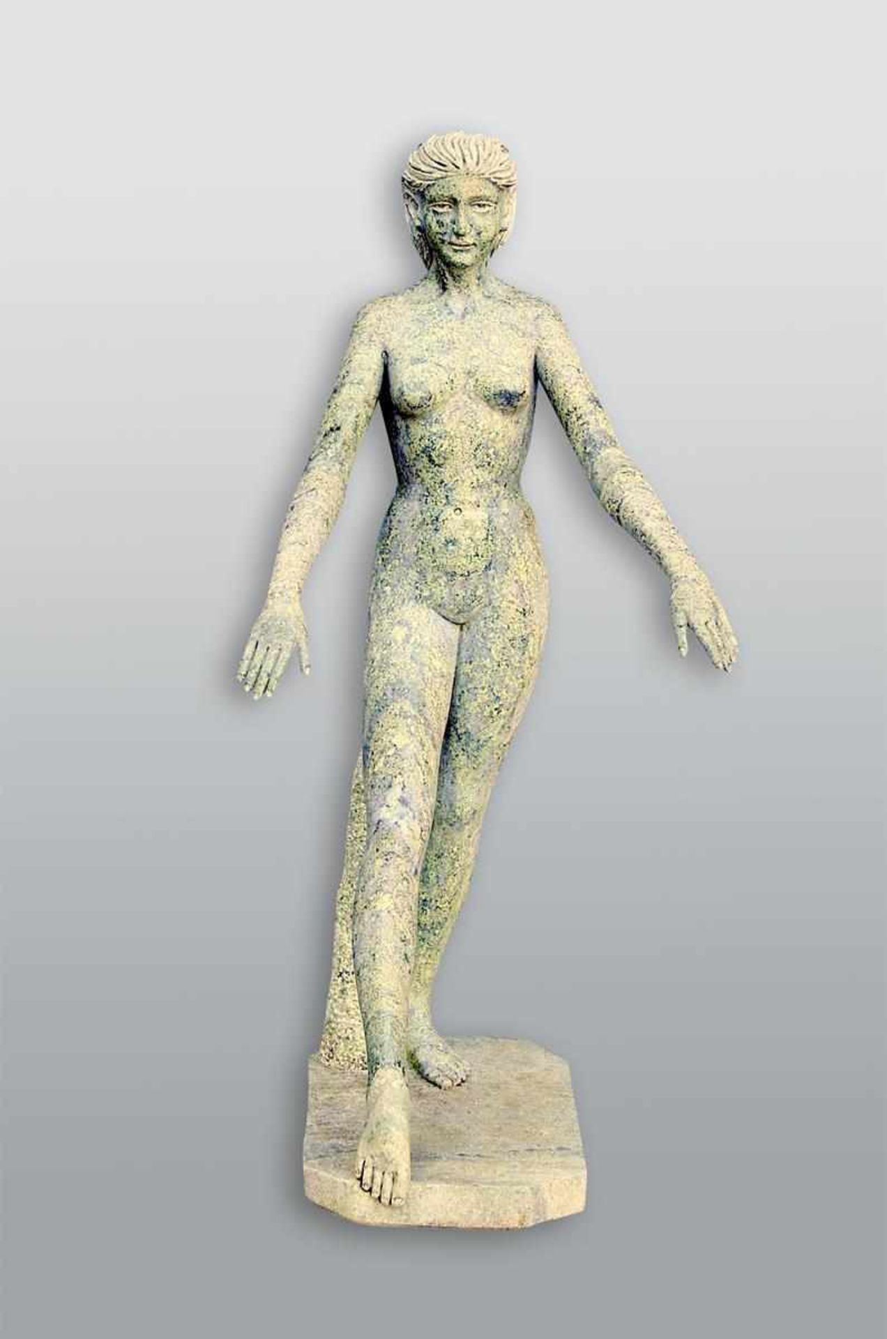 Monumentale Frauenakt Grüner Granit. Figur beim Auftauchen. Optimale Erhaltung. Um 1920/30. H ca.