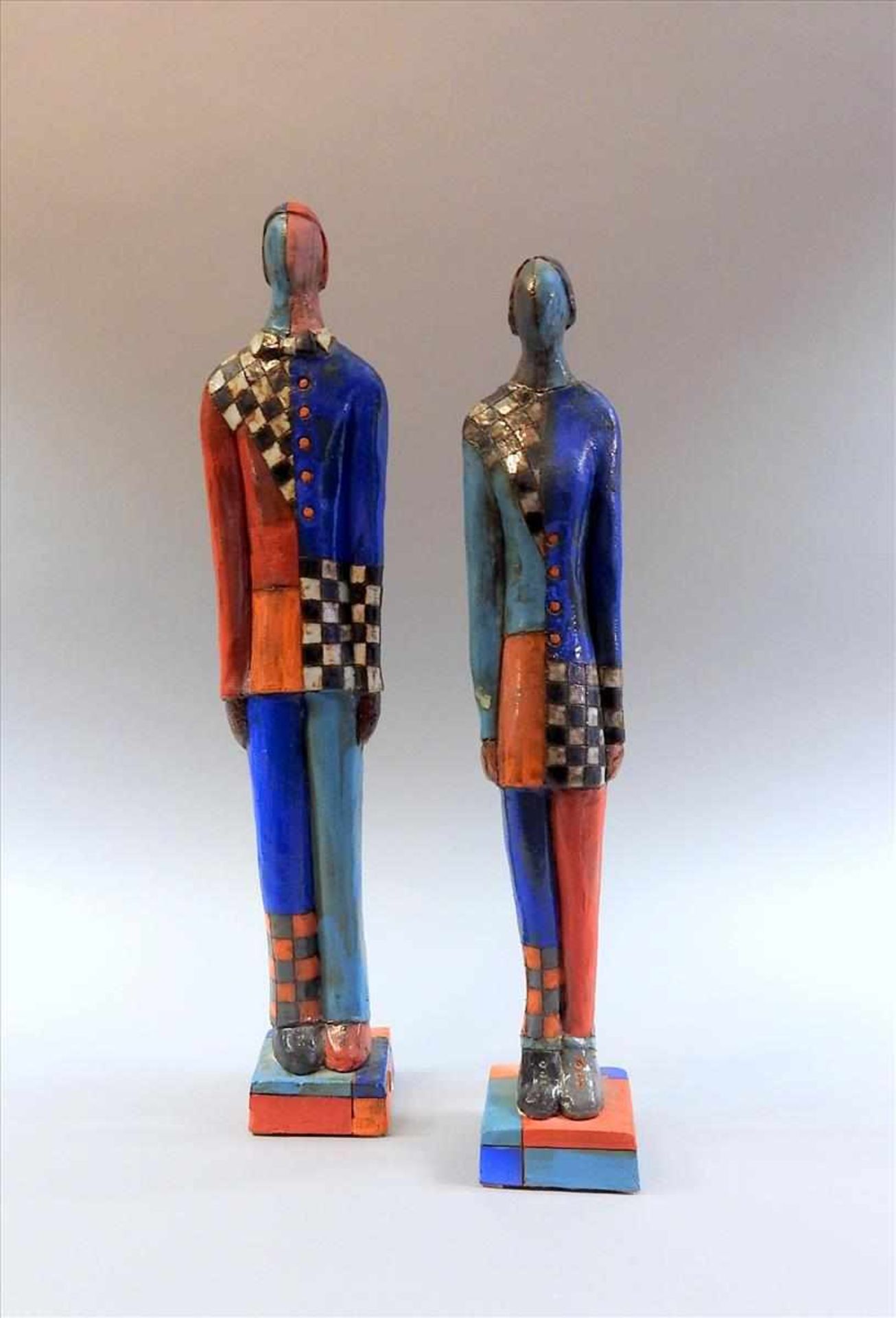 Roland Bögner, geboren 1959 Günzburg Weibliche und männliche Figur. Terrakotta, polychrom staffiert.