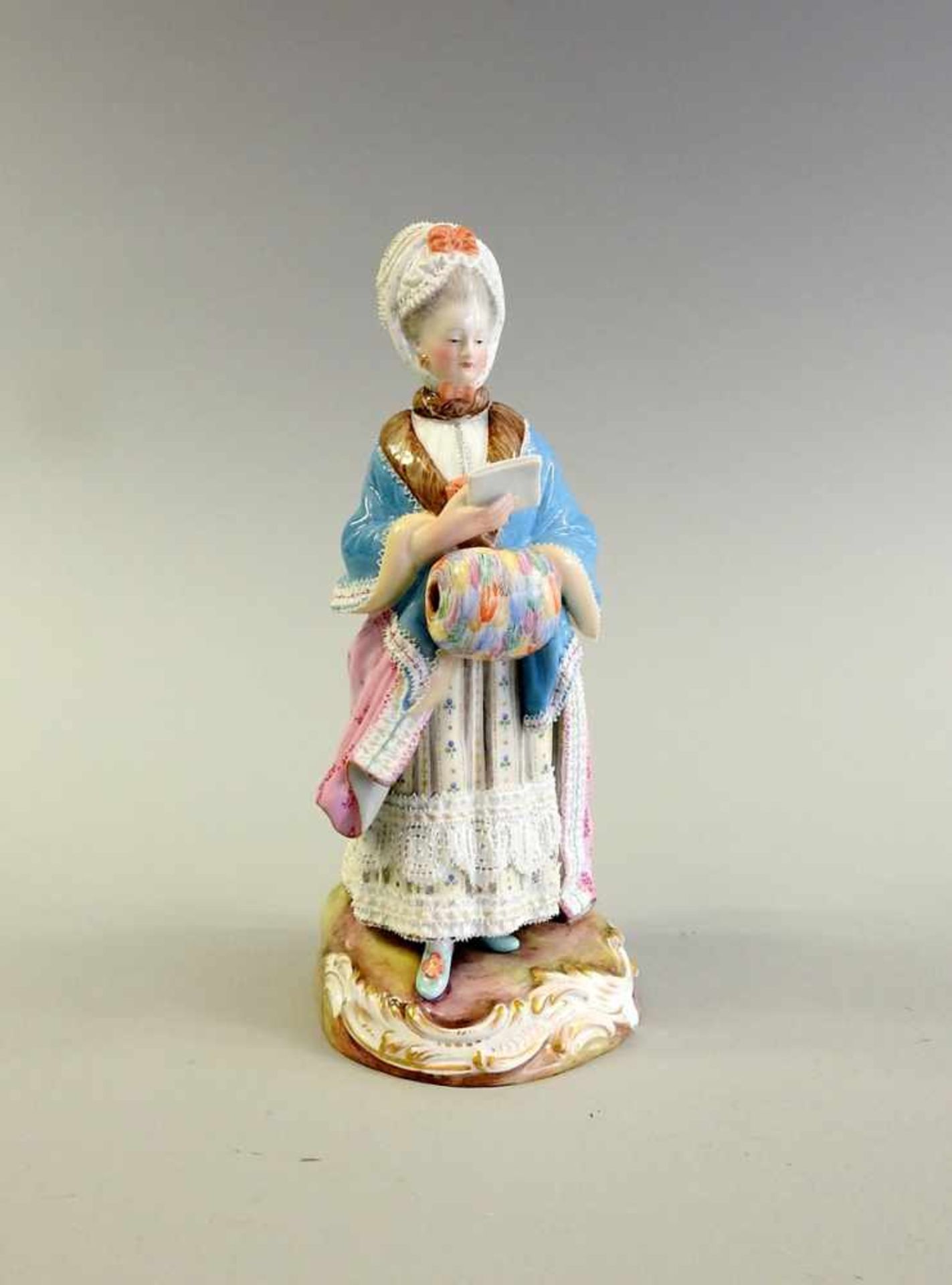 Meissen Damenfigur Porzellan. Reliefierter Rocaillesockel, gold erhöht, darauf stehende Dame reich