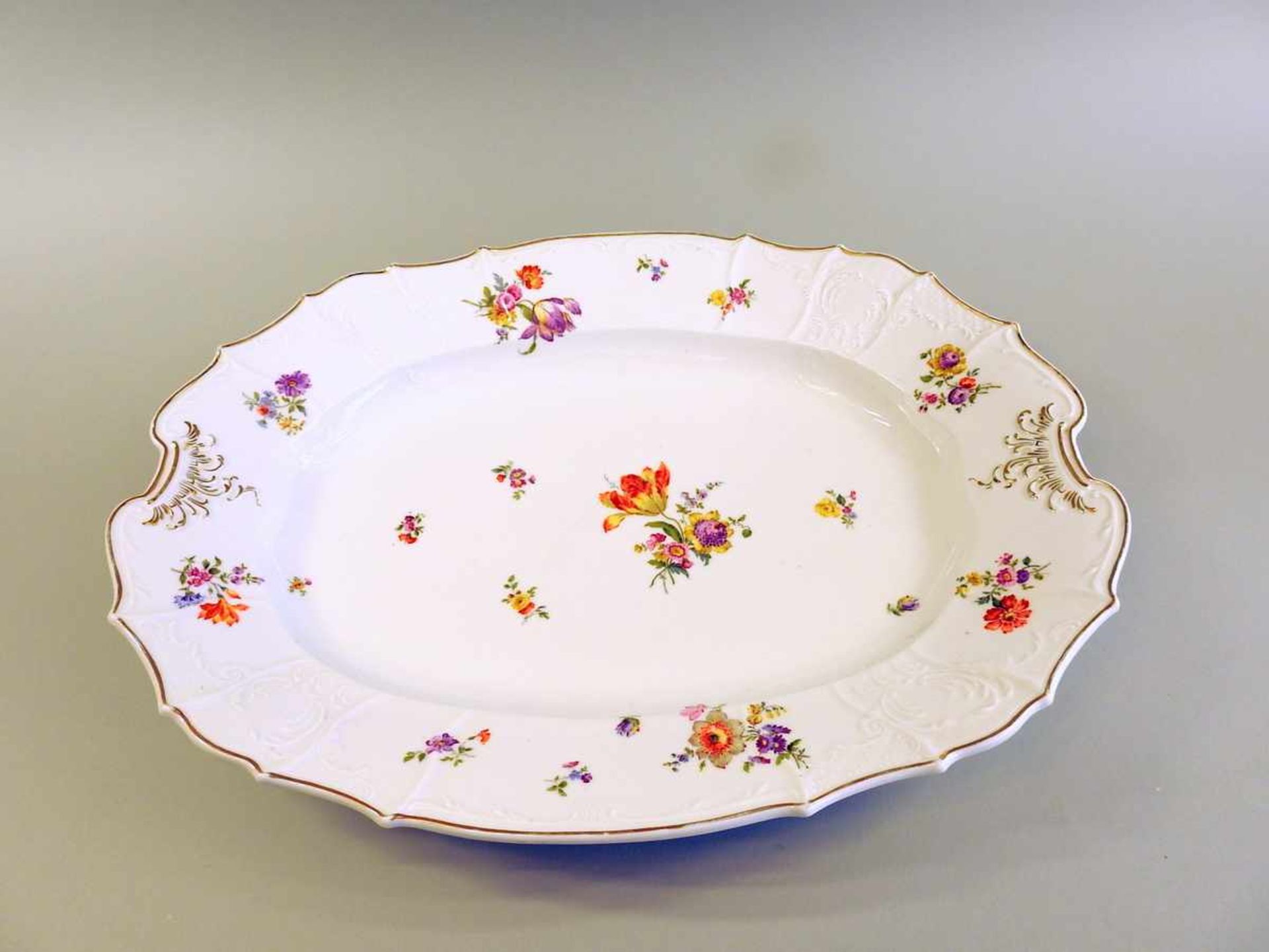 Böhmische Platte Porzellan, bunt bemalt, floral, Bouquetdekor. Goldener staffierter Rippenrand,