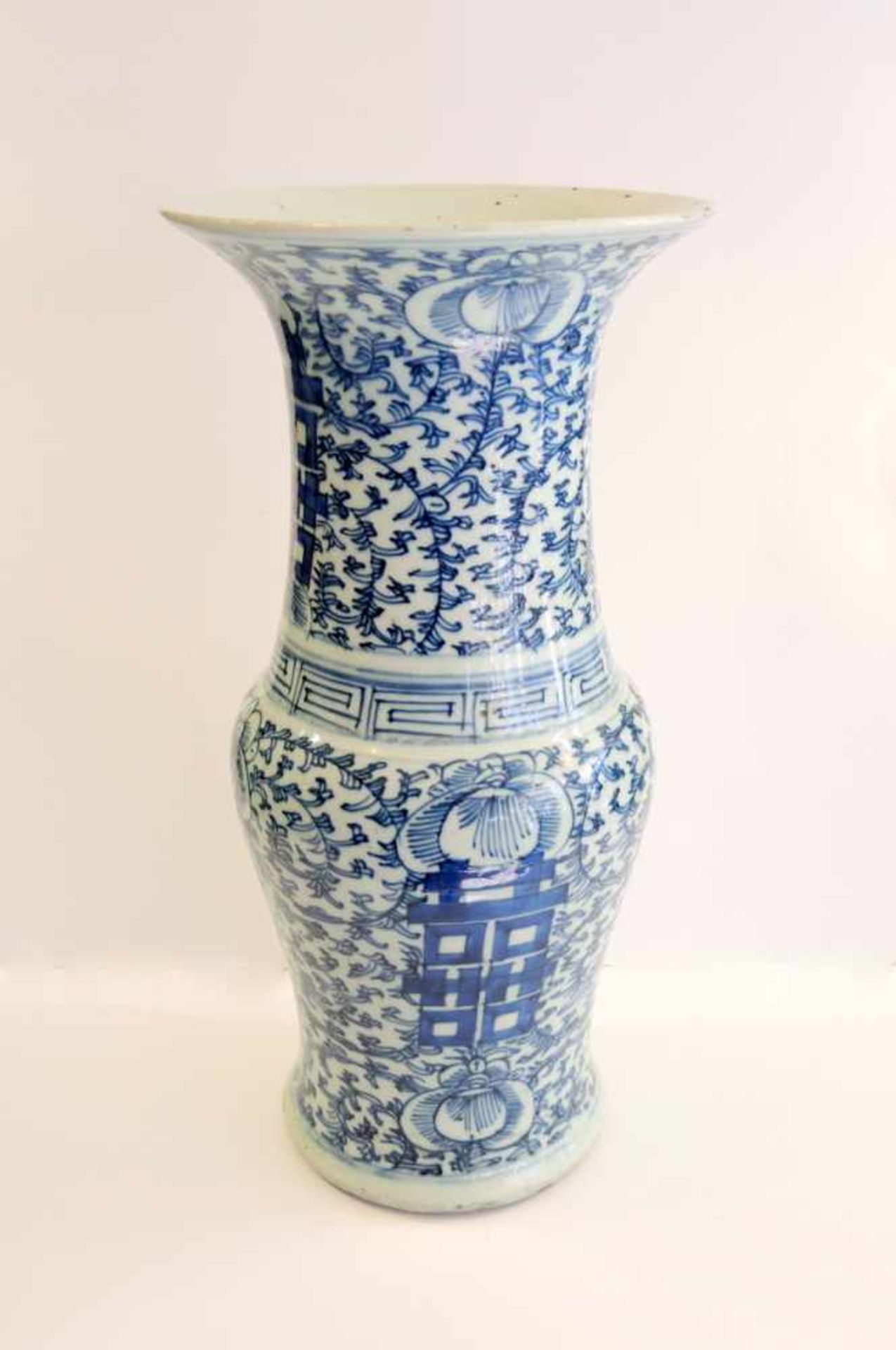 China Vase Porzellan, weiß-blaue Bemalung. Am Boden gemarkt, wohl "Chie-Ching". Sehr gute