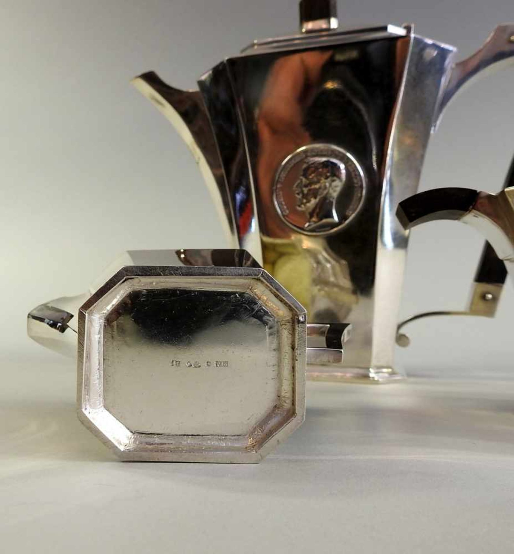 Dreiteiliges Tee/Kaffeeservice Silber 830, alle drei Teile haben die Meistermarke EKJ, S in einem - Image 2 of 2