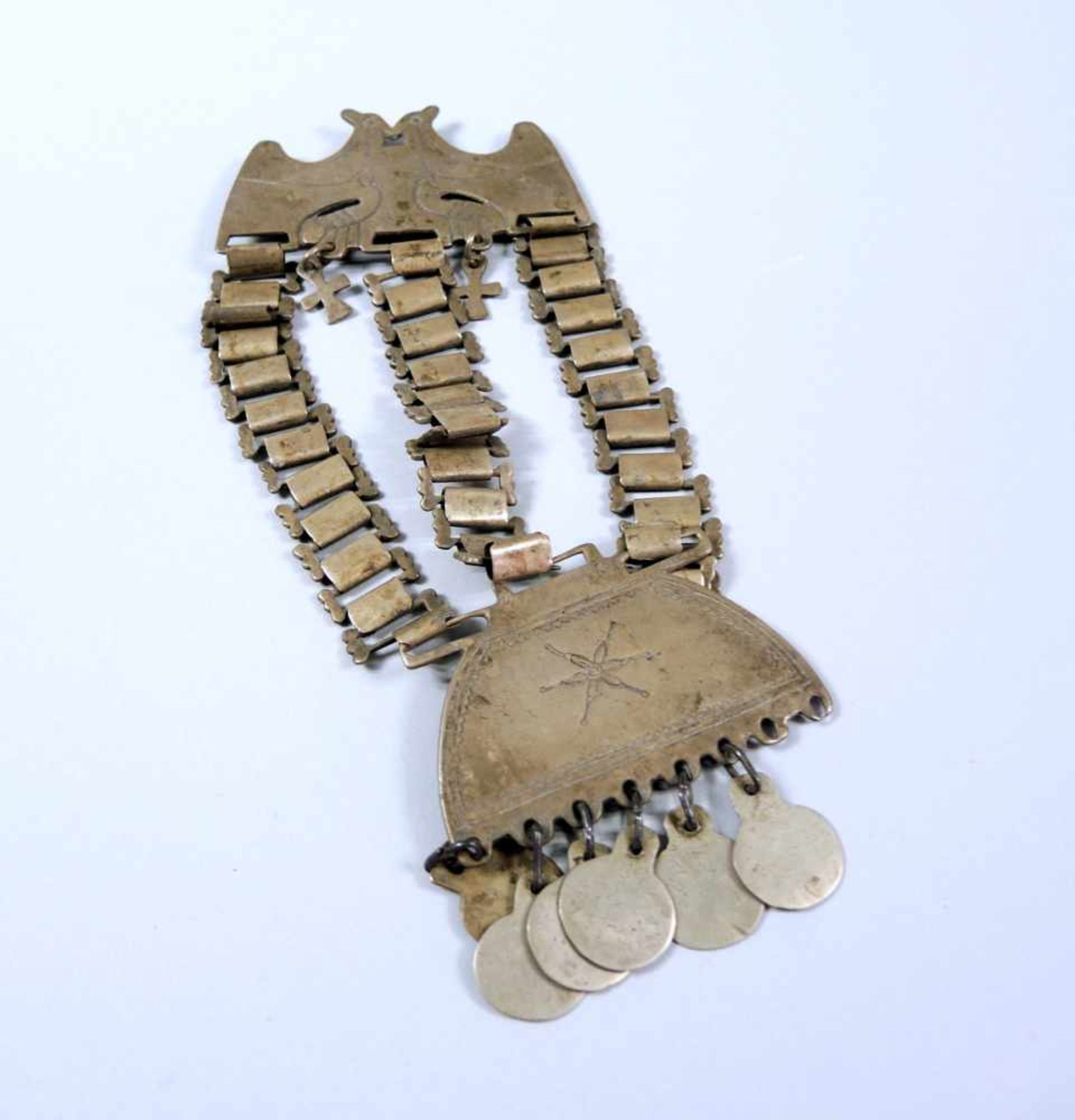 Brautschmuck Neusilber. Brautbrosche mit Kreuzen, hängenden Münzen und gravierter Plakette mit Vögel