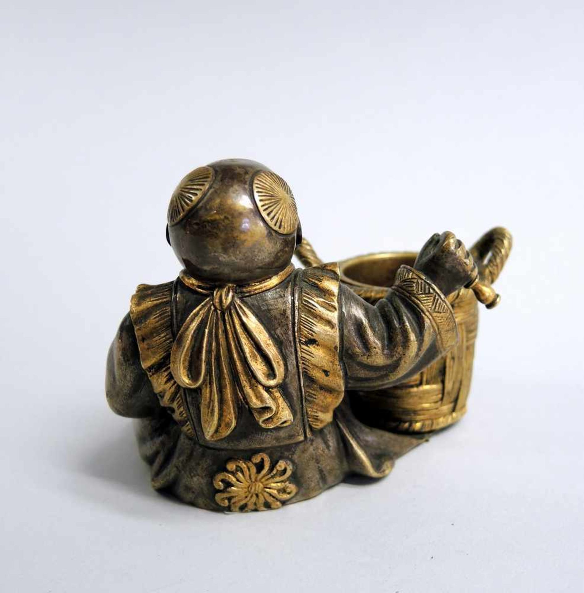 Tintenfass in Form eines chinesischen Knaben Bronze, partiell versilbert. Am Boden graviert " - Bild 2 aus 2