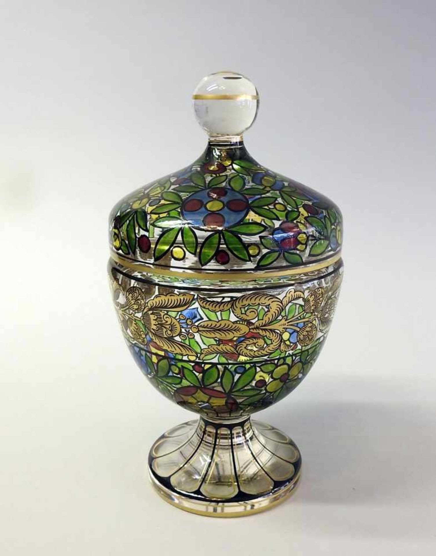 Feiner Deckelbecher Glas. Polychrom bemalt mit abstrakten und floralen Ornamenten. Auf flachem