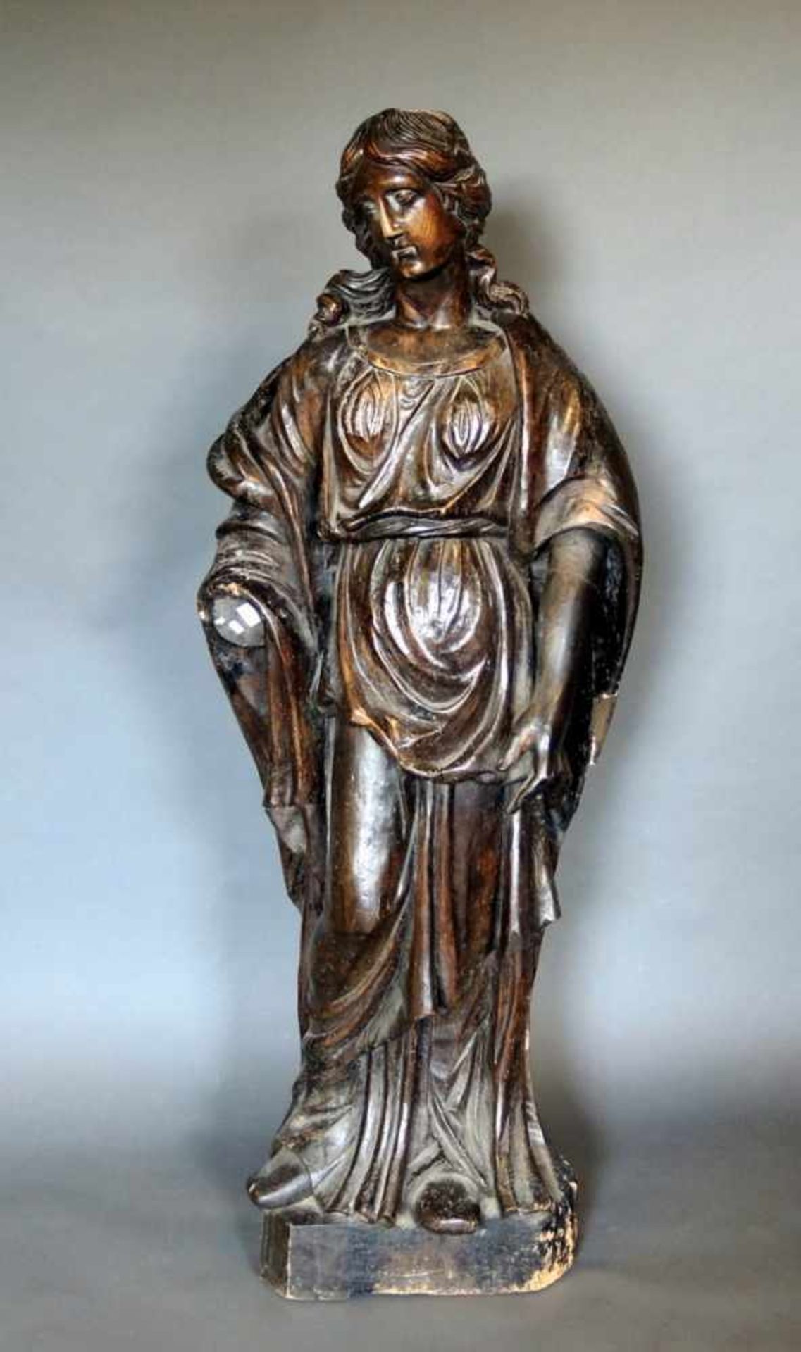 Große Heiligenfigur Holz geschnitzt, lackiert. Weibliche Figur in Menschengröße in antiken