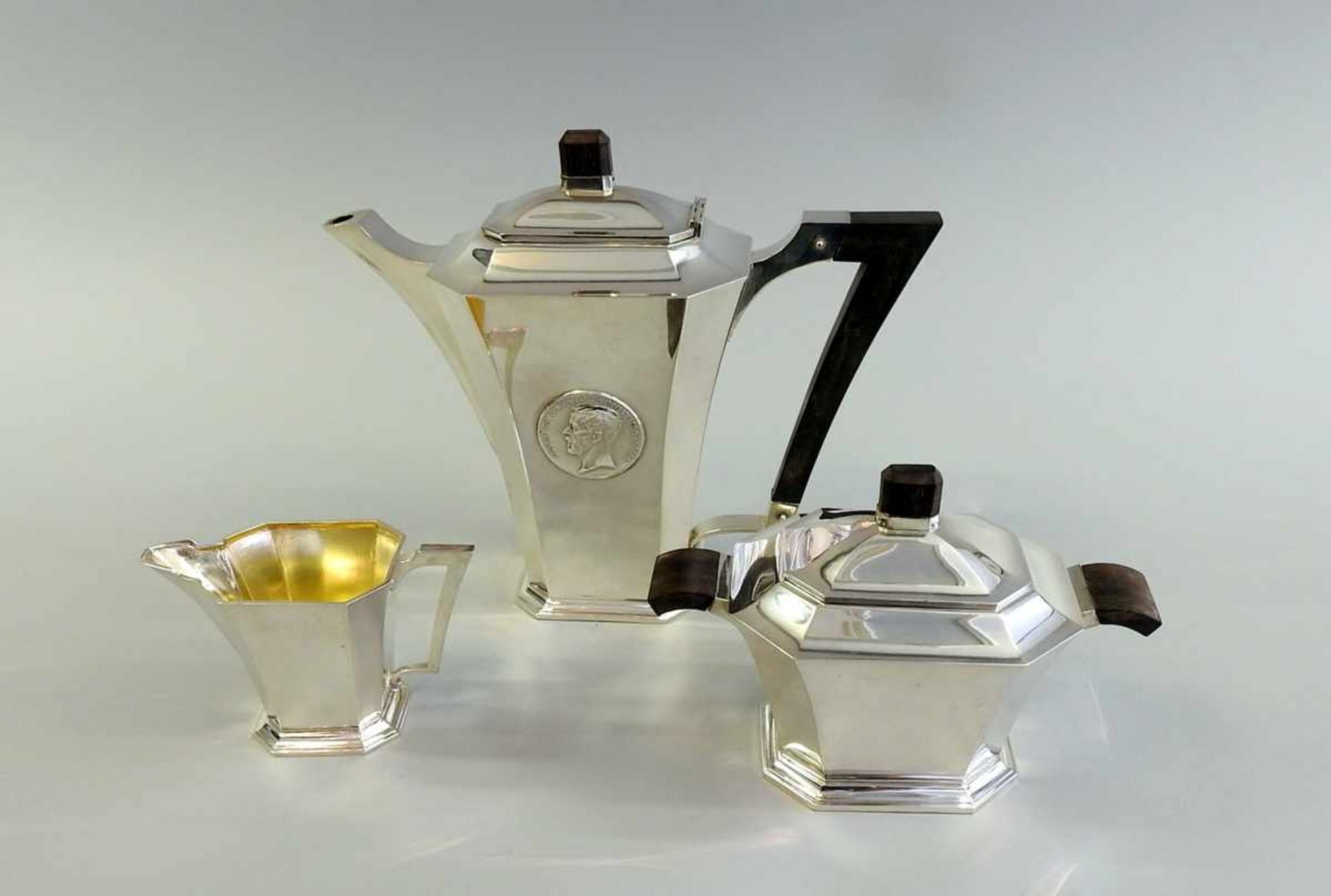 Dreiteiliges Tee/Kaffeeservice Silber 830, alle drei Teile haben die Meistermarke EKJ, S in einem