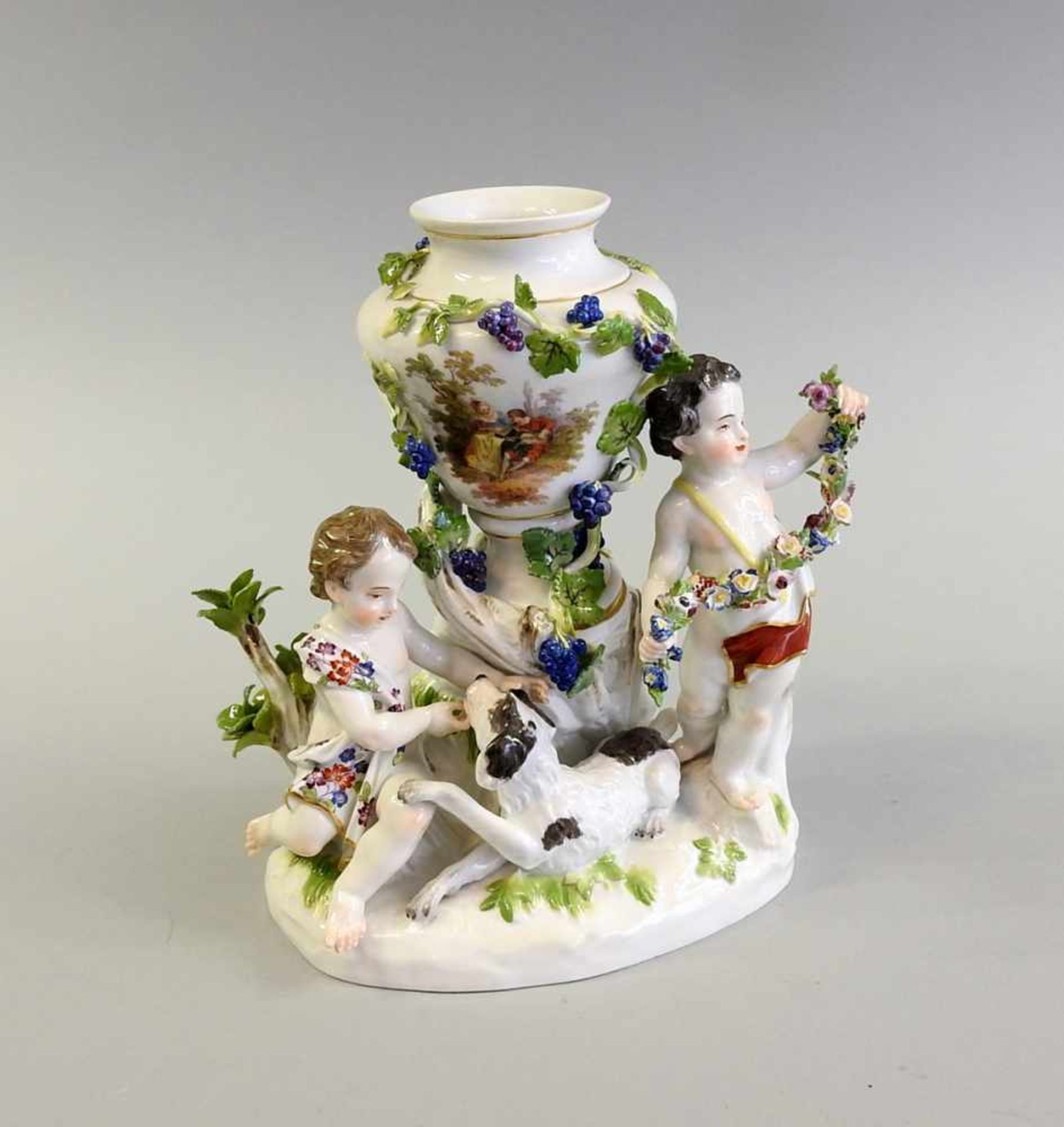 Meissen Vase- und Figurenkomposition Porzellan, unterglasur bemalt. Auf dem ovalem Sockel sind