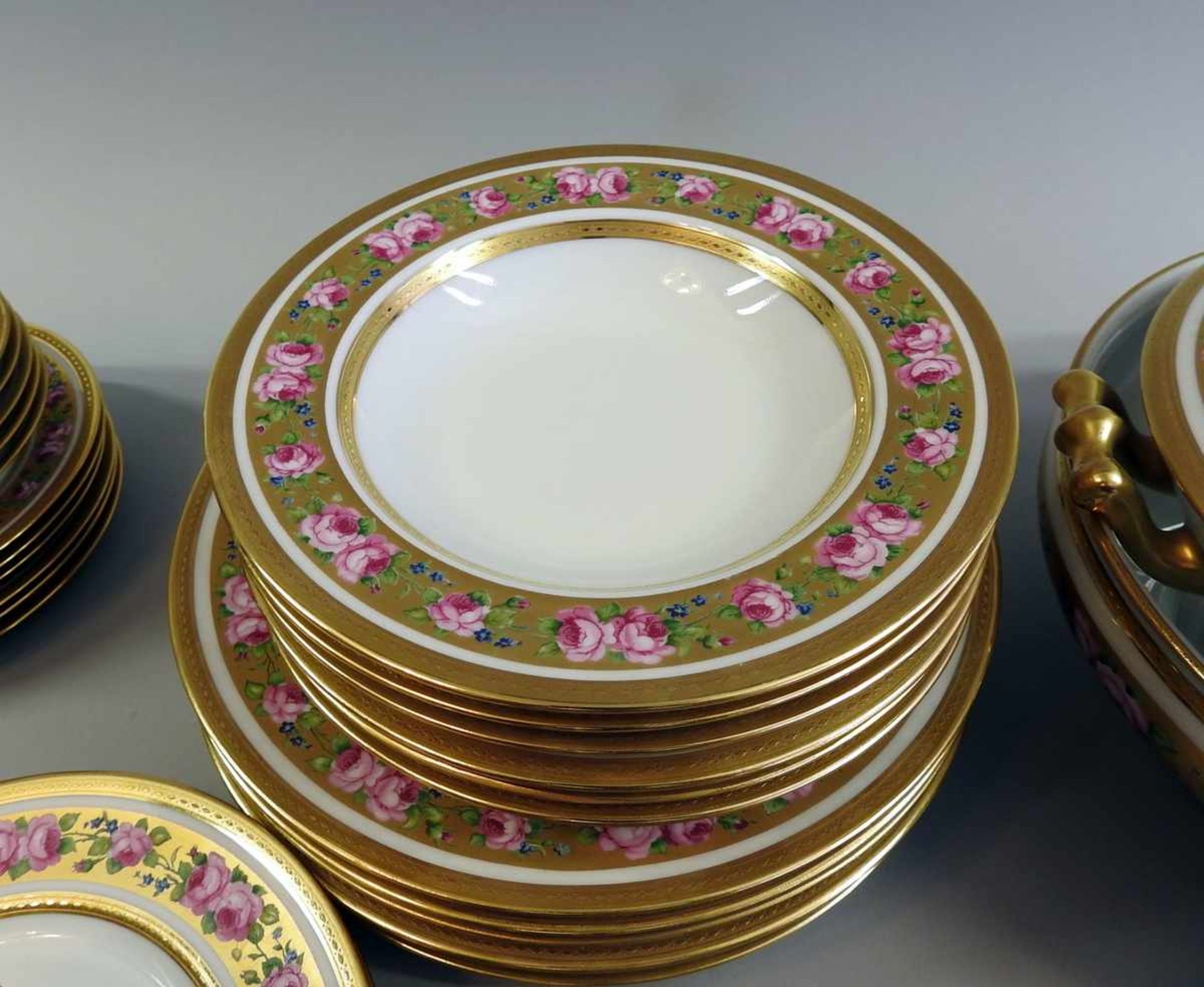 Haviland Speise- und Teeservice Porzellan, reichlich mit gold, rosa und blau staffiert und einem - Image 2 of 3