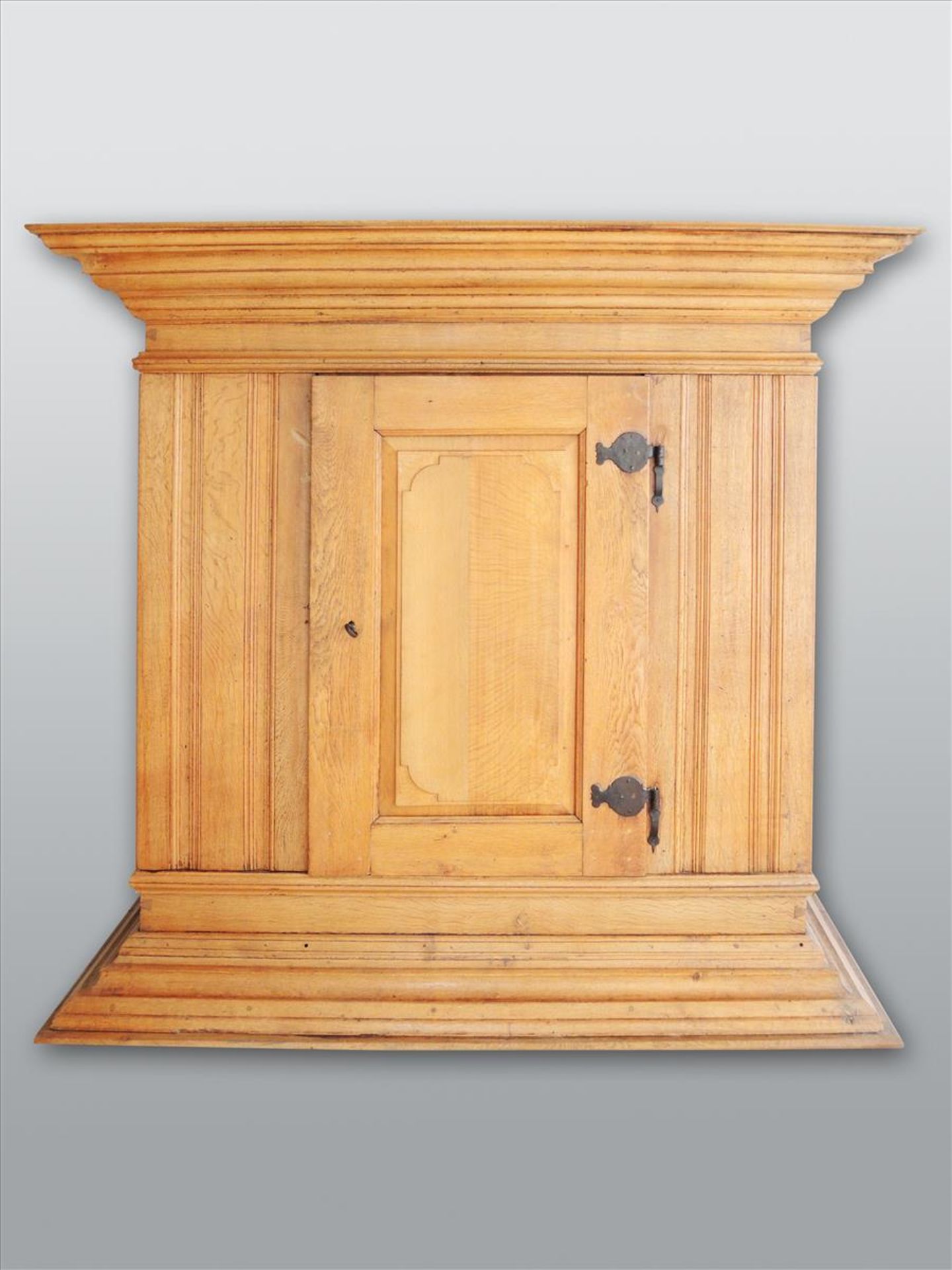 Frühbarocker Eichenschrank Holz, 1-türig. Offenes Schloss, Rückwand fehlend. In guter Erhaltung.