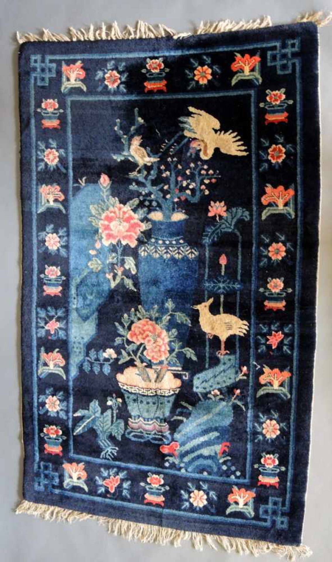 Feiner Teppich Seide, Darstellung von Vasen mit Blumen und Sträuchen in einem Garten mit Vögel.