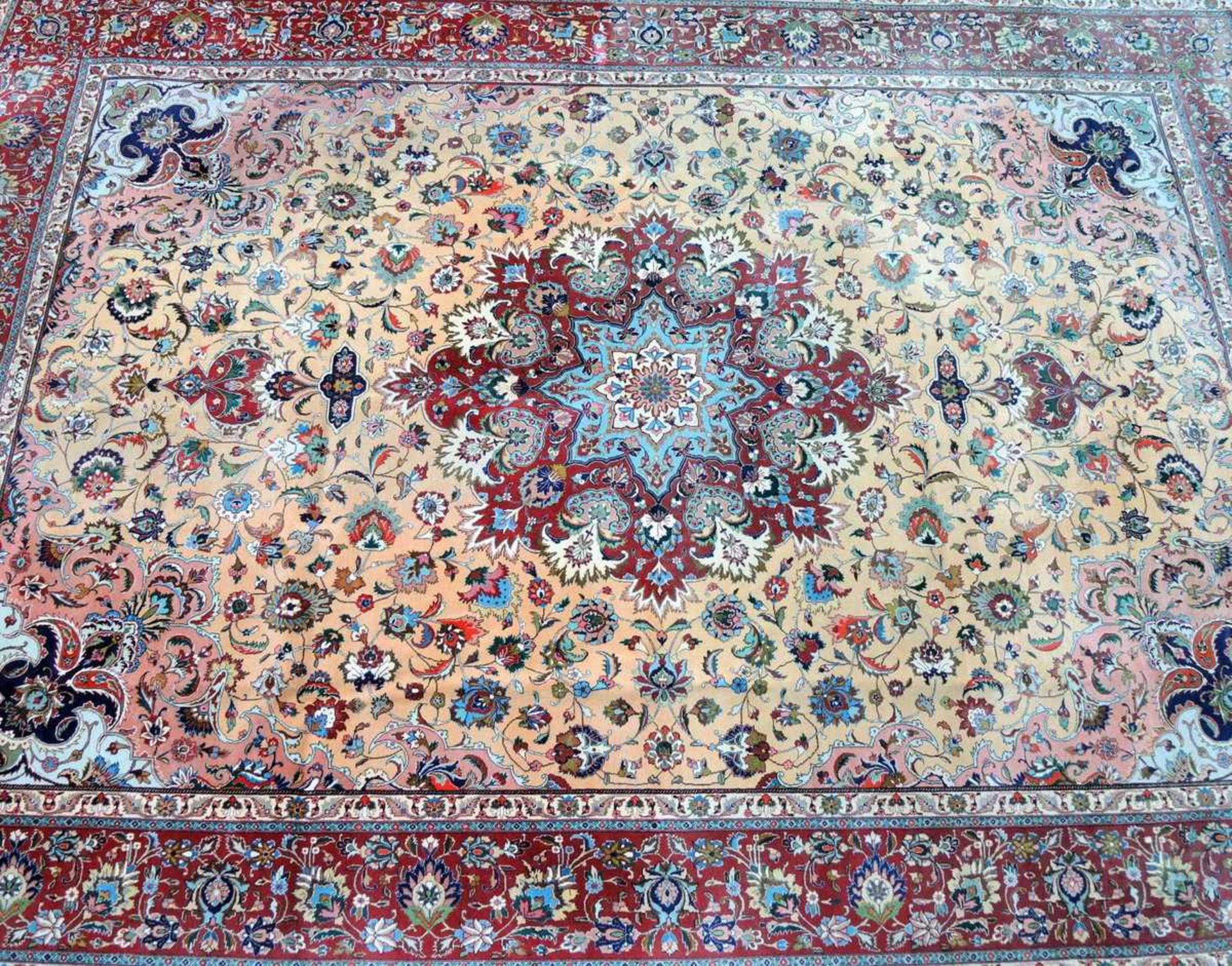 Feiner Orient-Teppich Wolle, mittig ein rotes Medaillon, blaues Herz und Arabesken mit Blumen.
