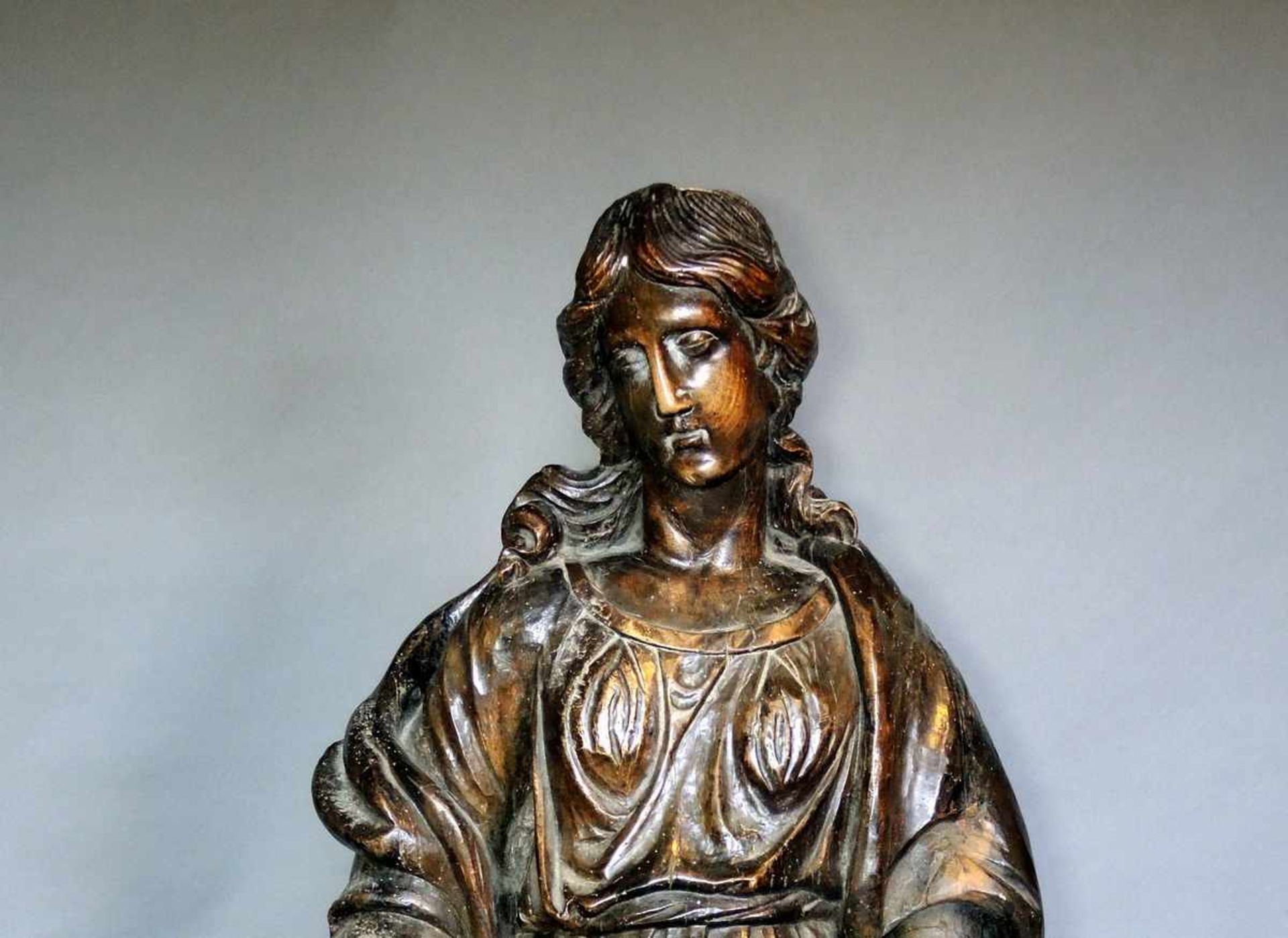 Große Heiligenfigur Holz geschnitzt, lackiert. Weibliche Figur in Menschengröße in antiken - Bild 2 aus 3
