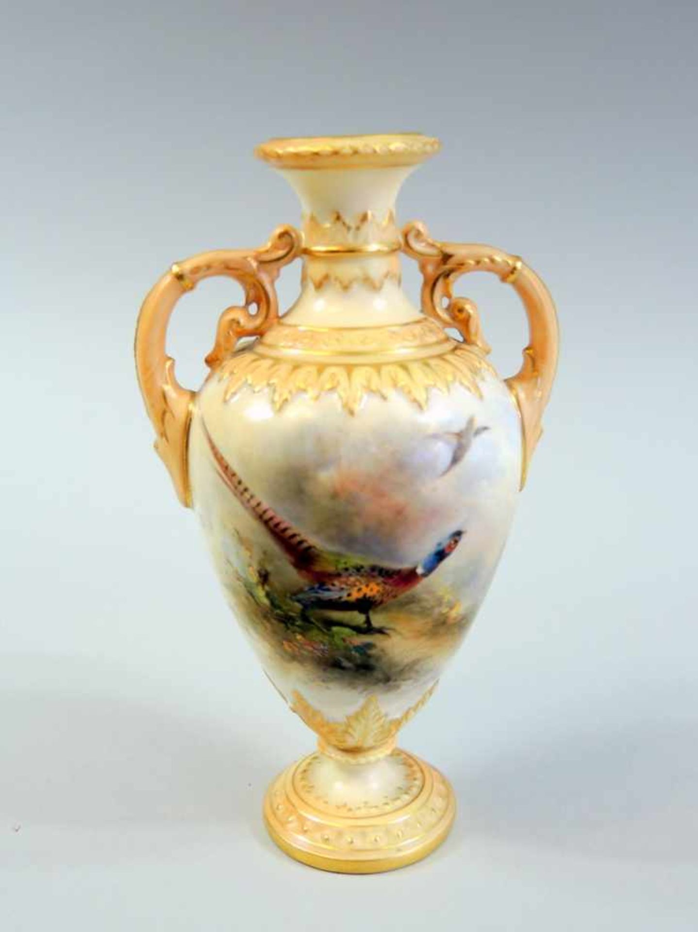 Kleine Henkelvase Porzellan, am Boden in purpur aufglasur markiert "Royal Worcester", "51", Krone